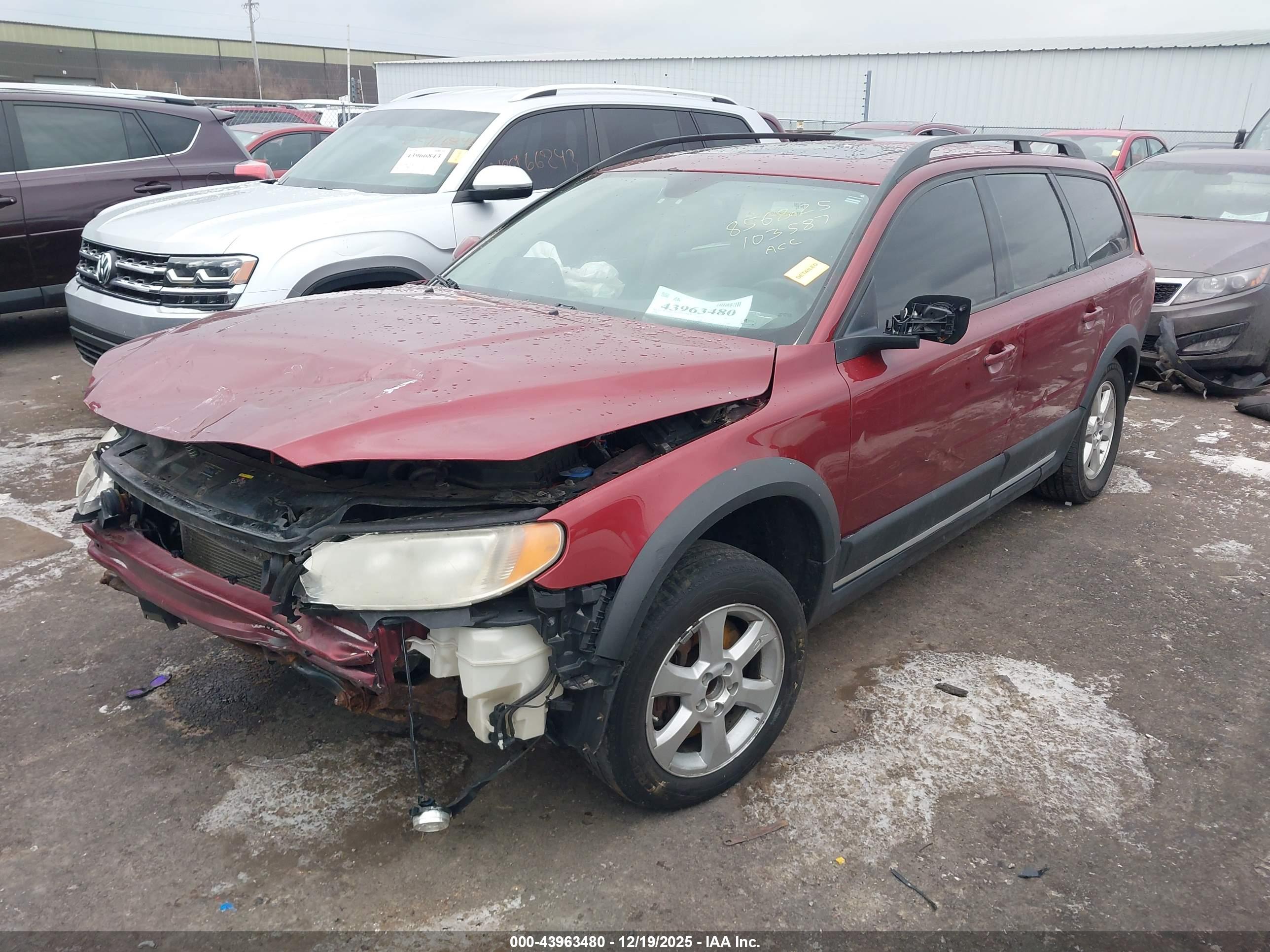 VOLVO XC70 image 2