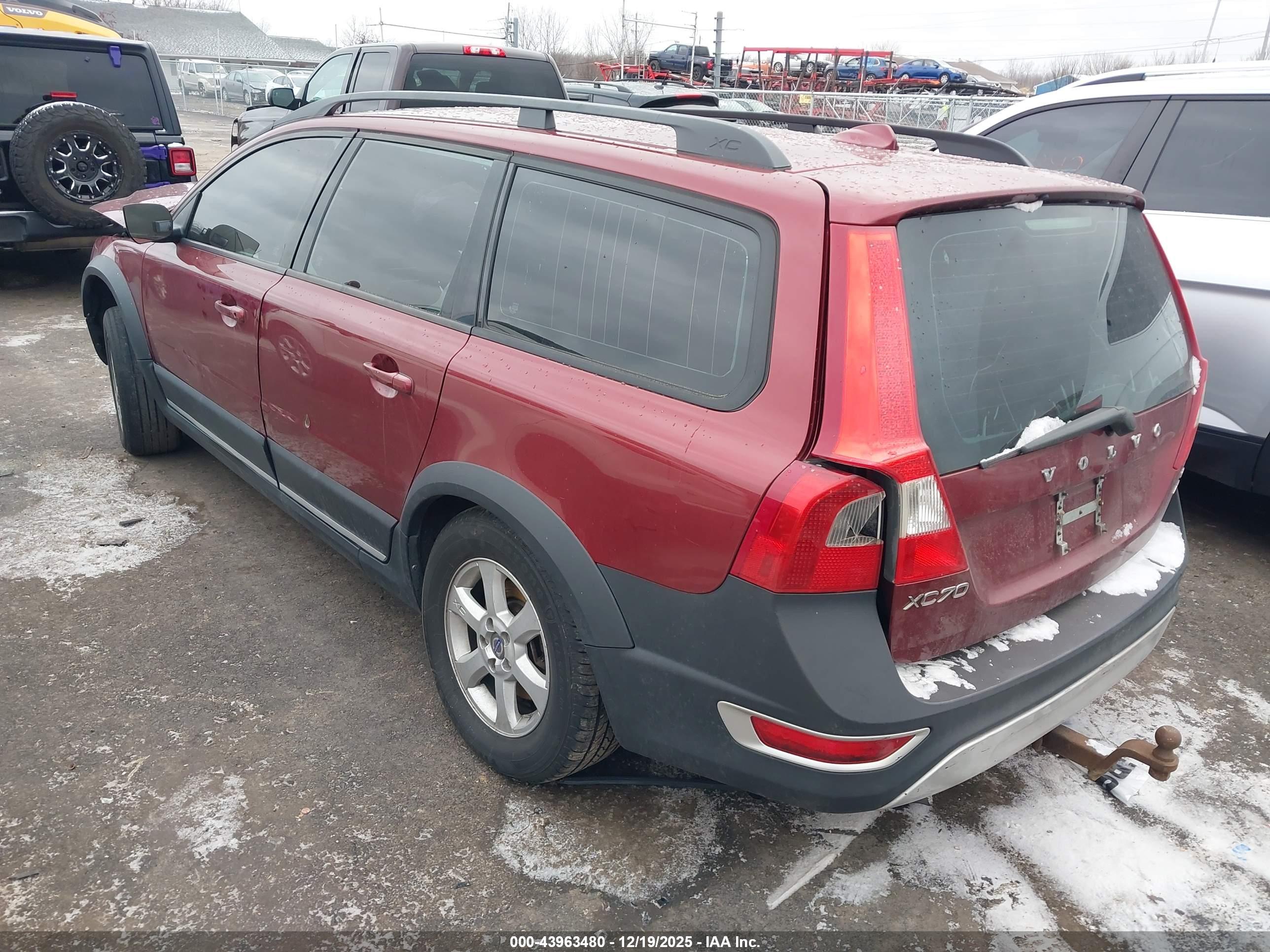 VOLVO XC70 image 3