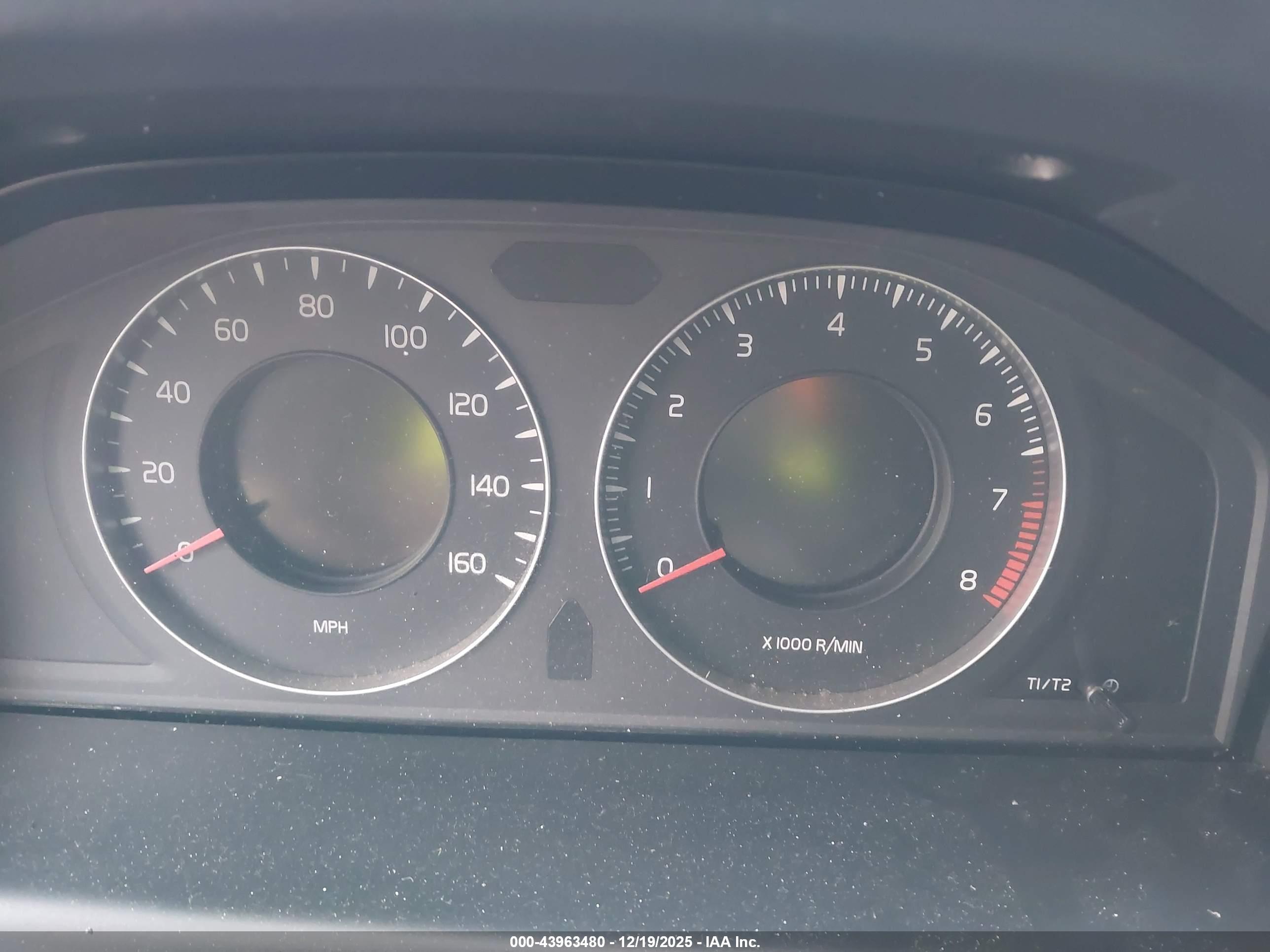 VOLVO XC70 image 7