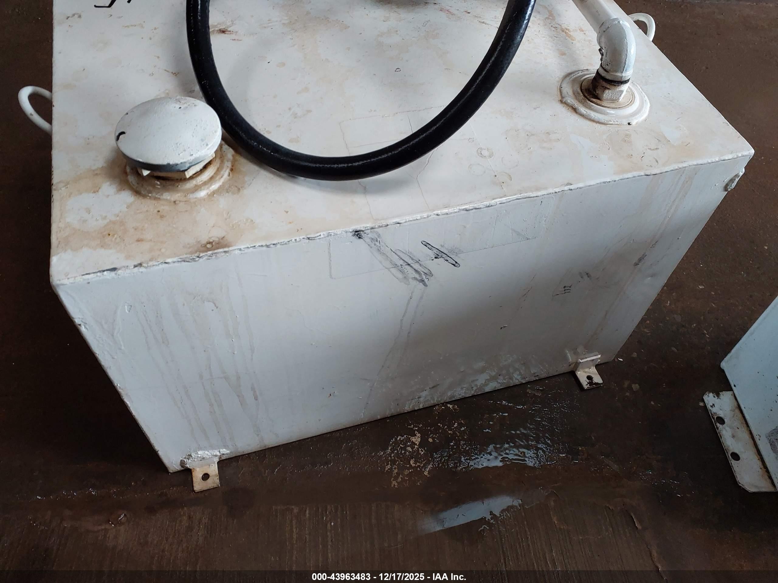 DIESEL TANKS image 6