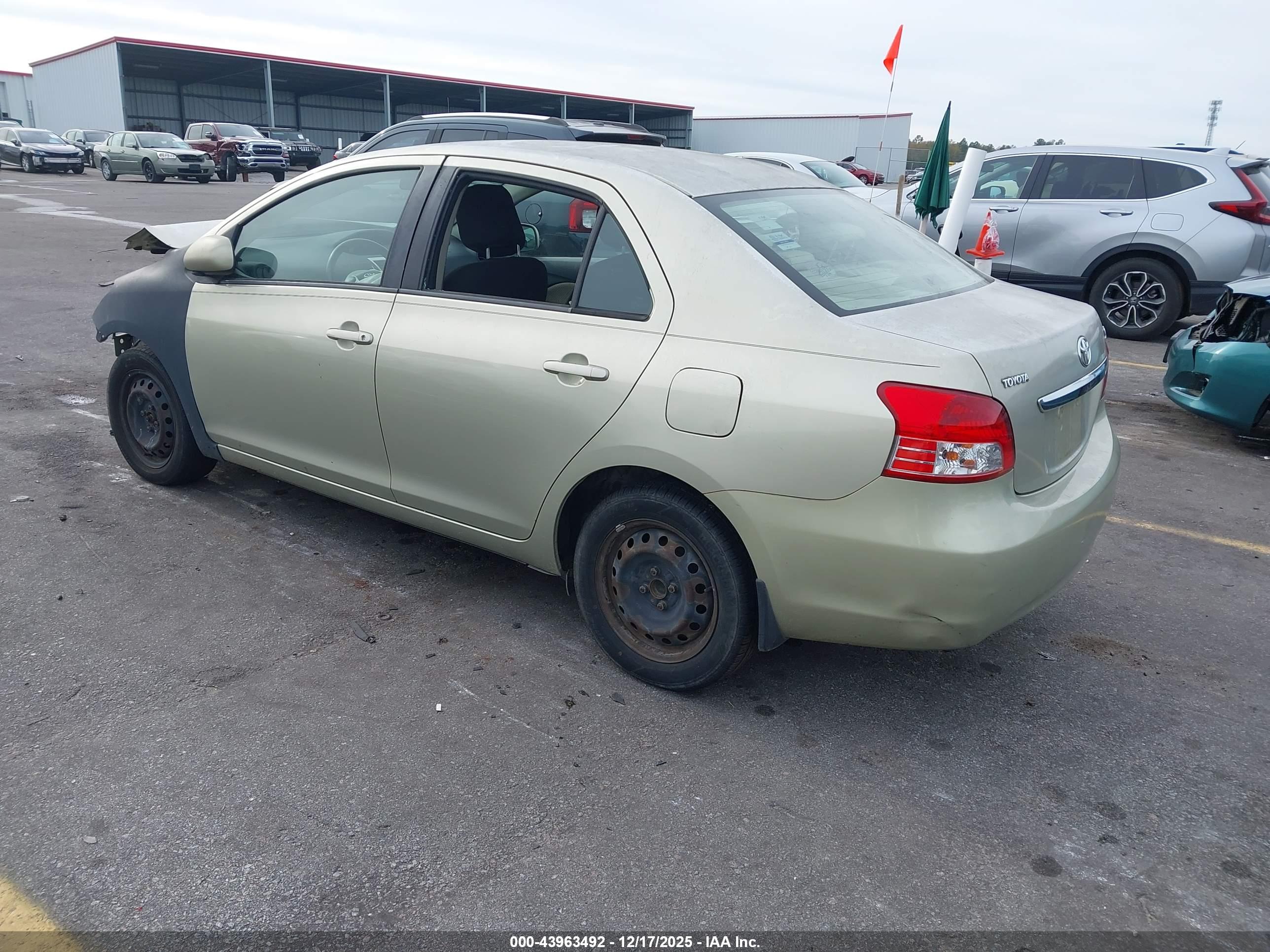 TOYOTA YARIS image 3