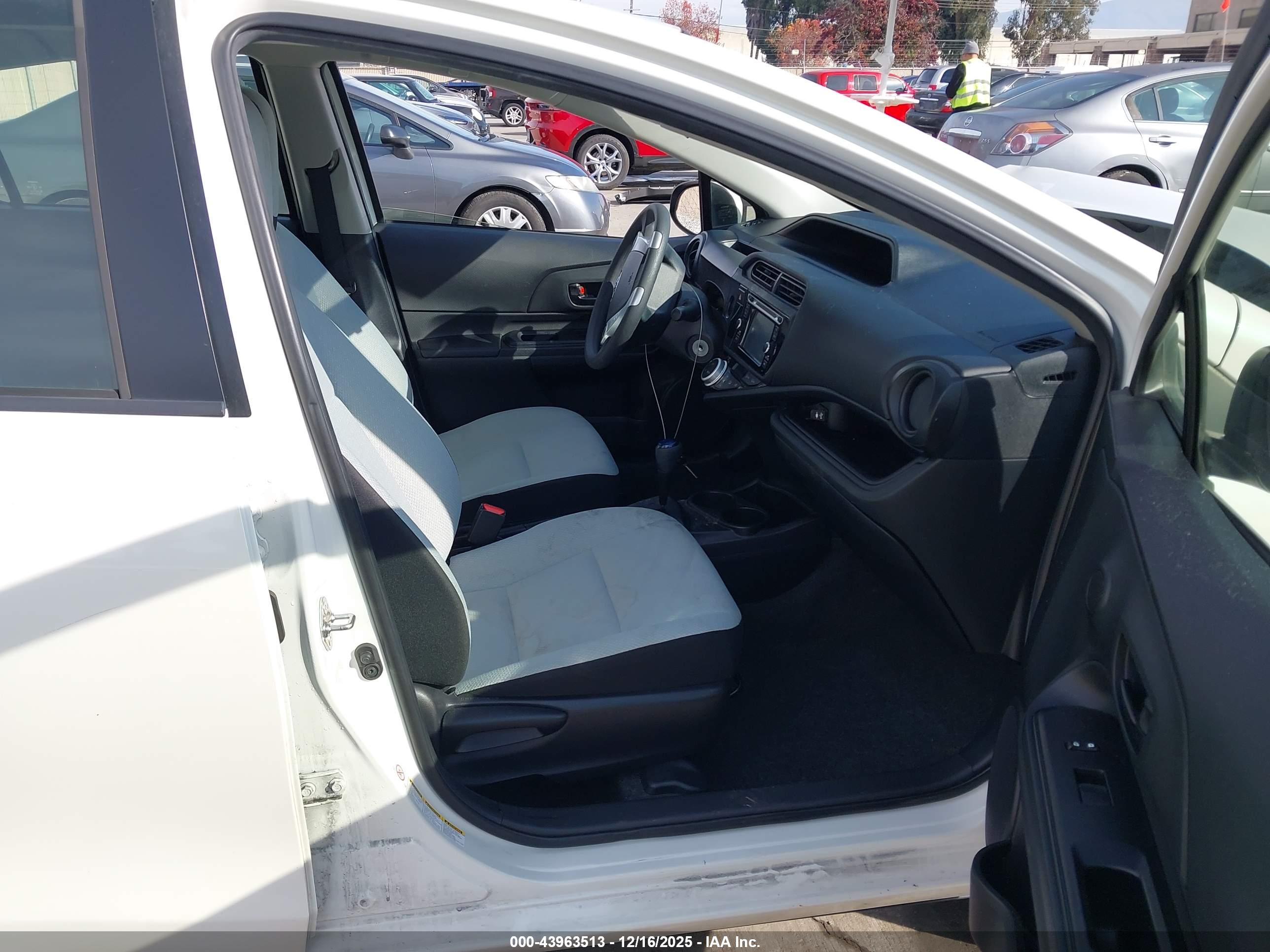 TOYOTA PRIUS image 5
