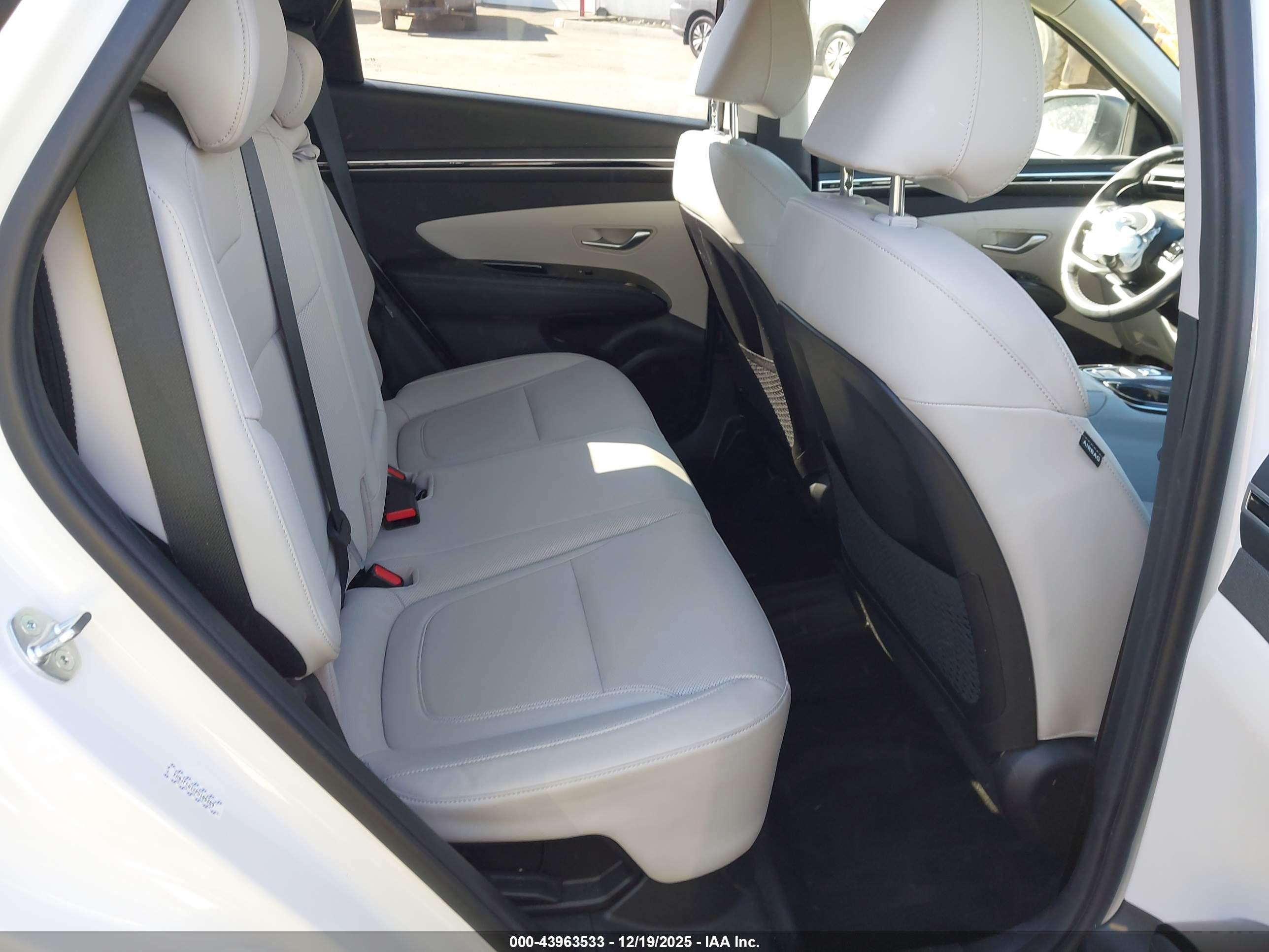 HYUNDAI TUCSON image 8