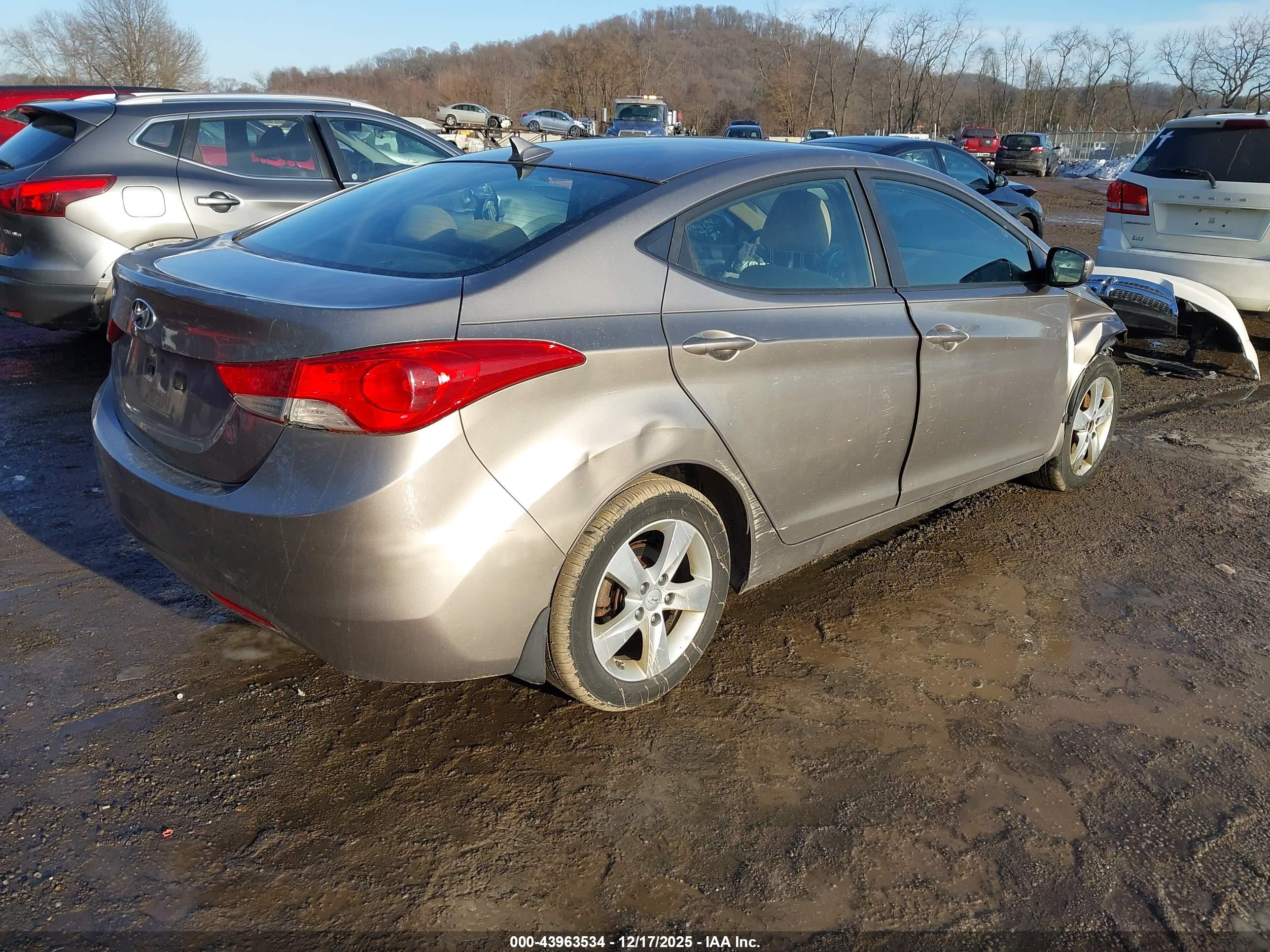 HYUNDAI ELANTRA image 4