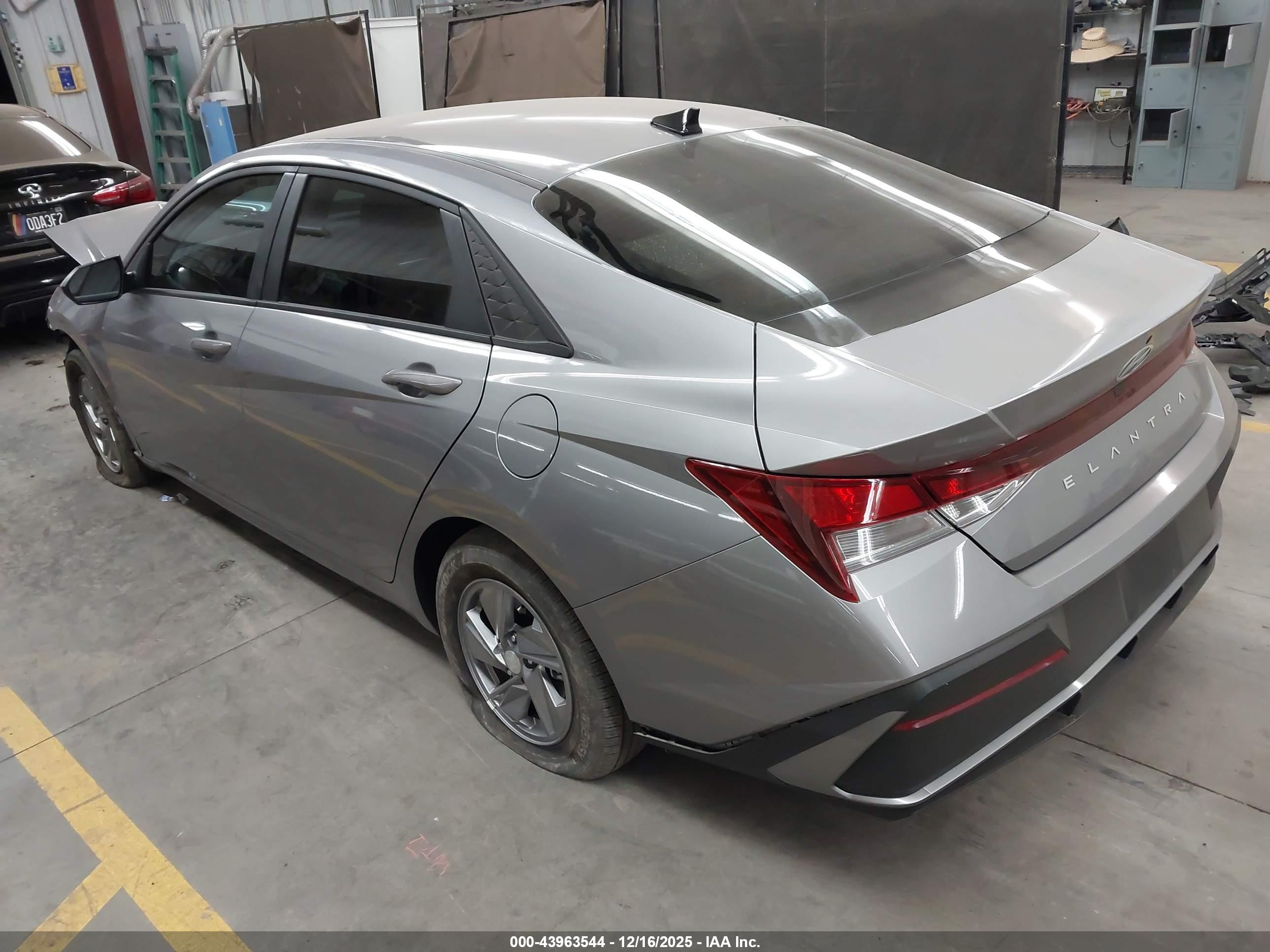HYUNDAI ELANTRA image 3