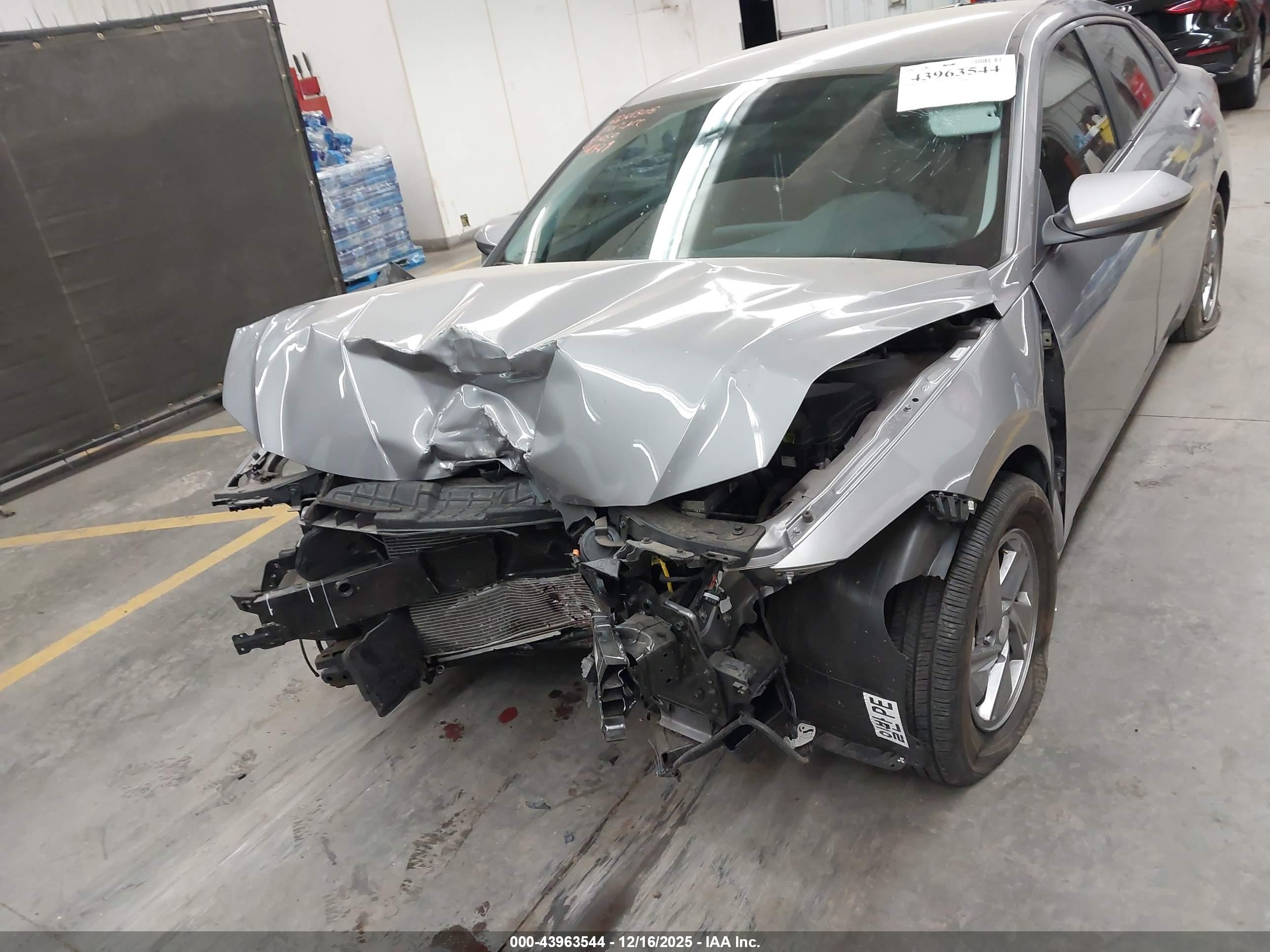 HYUNDAI ELANTRA image 6