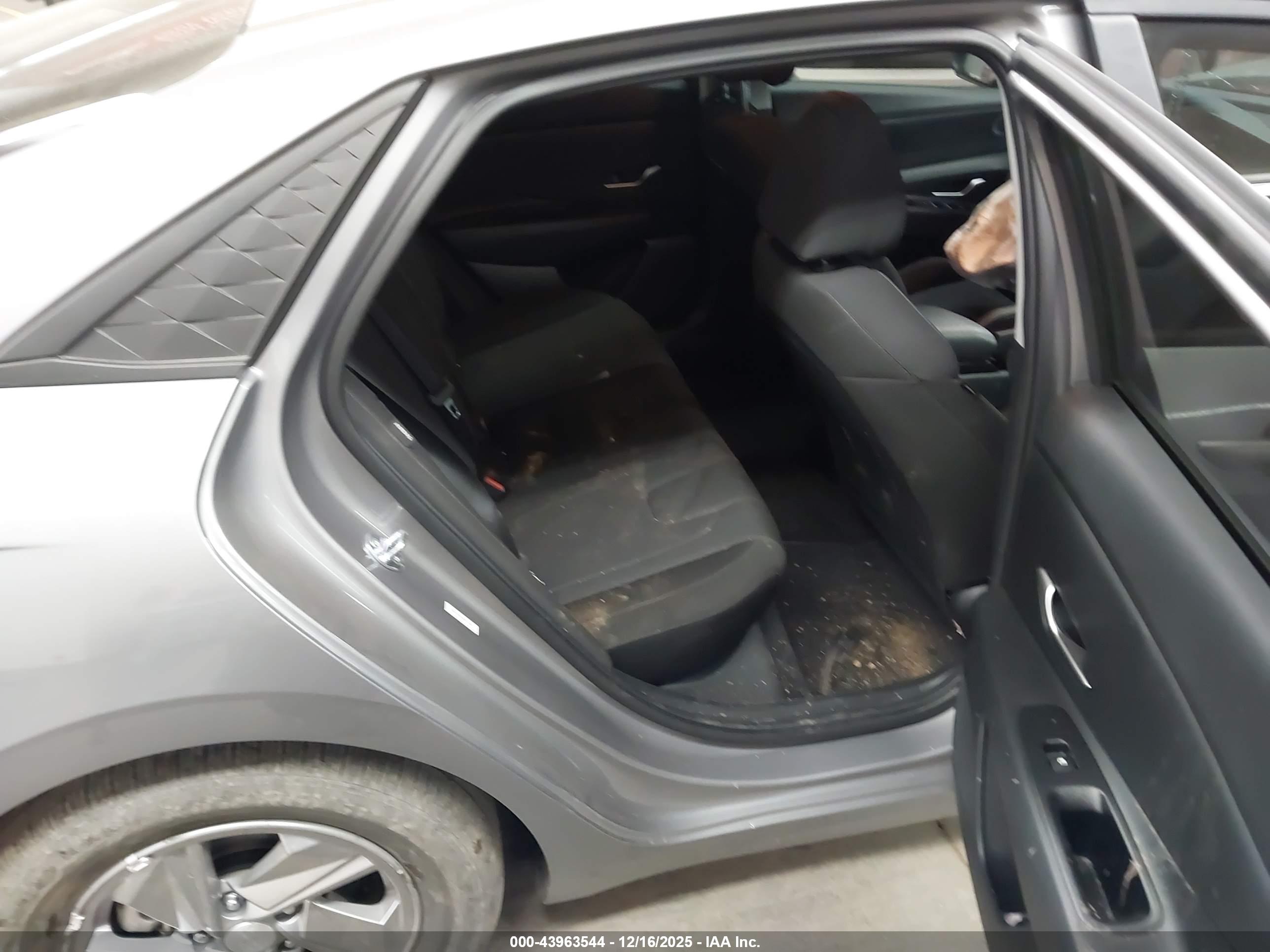HYUNDAI ELANTRA image 8