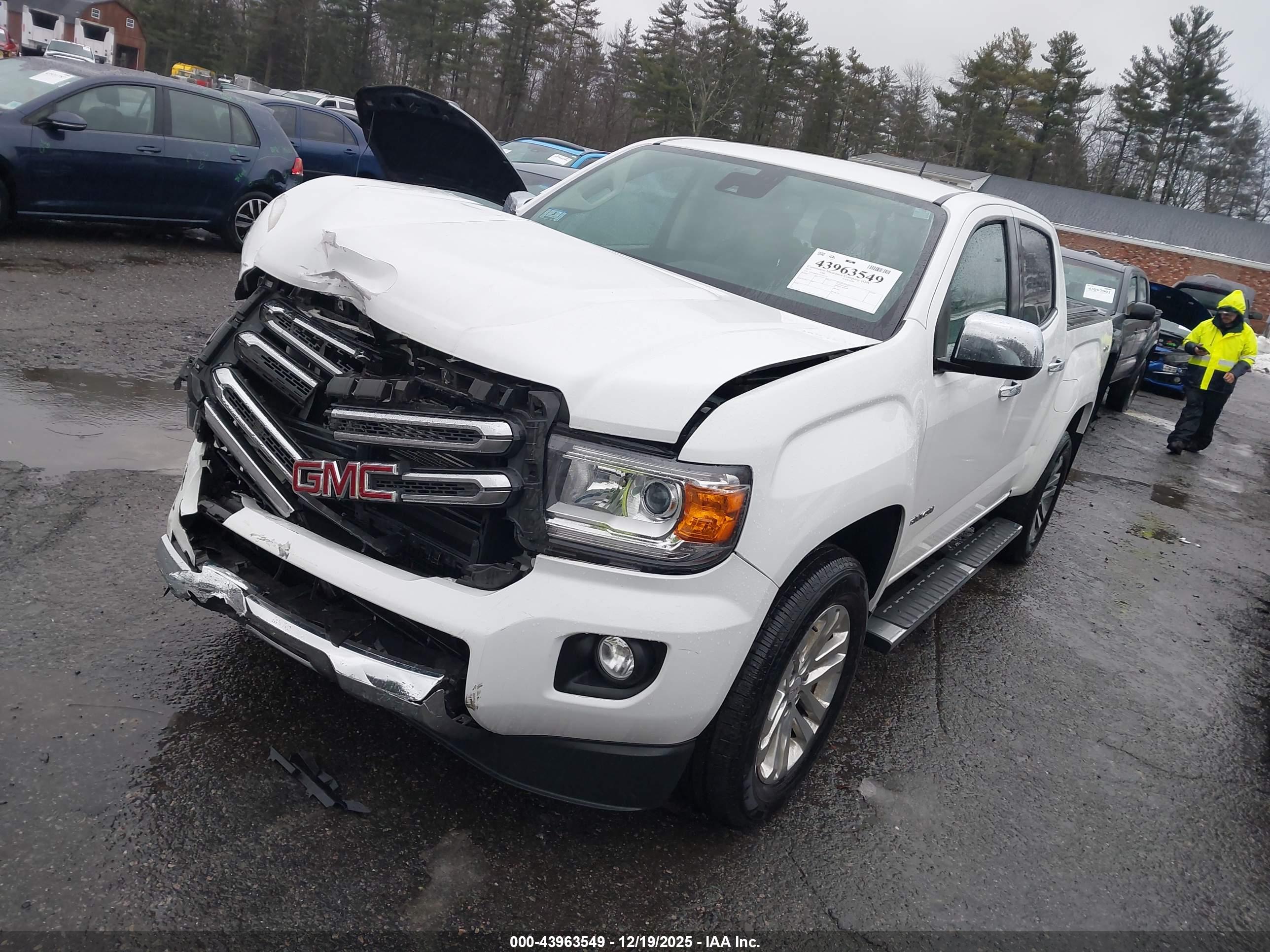 GMC CANYON image 2