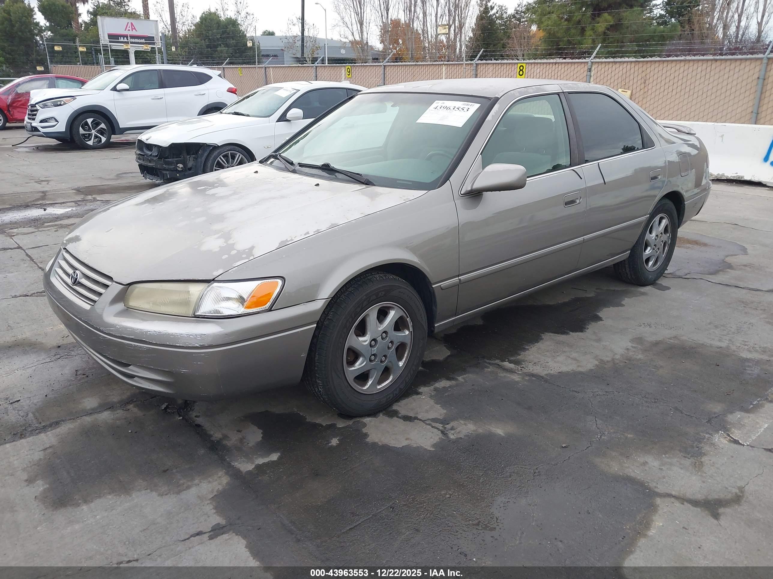 TOYOTA CAMRY image 2