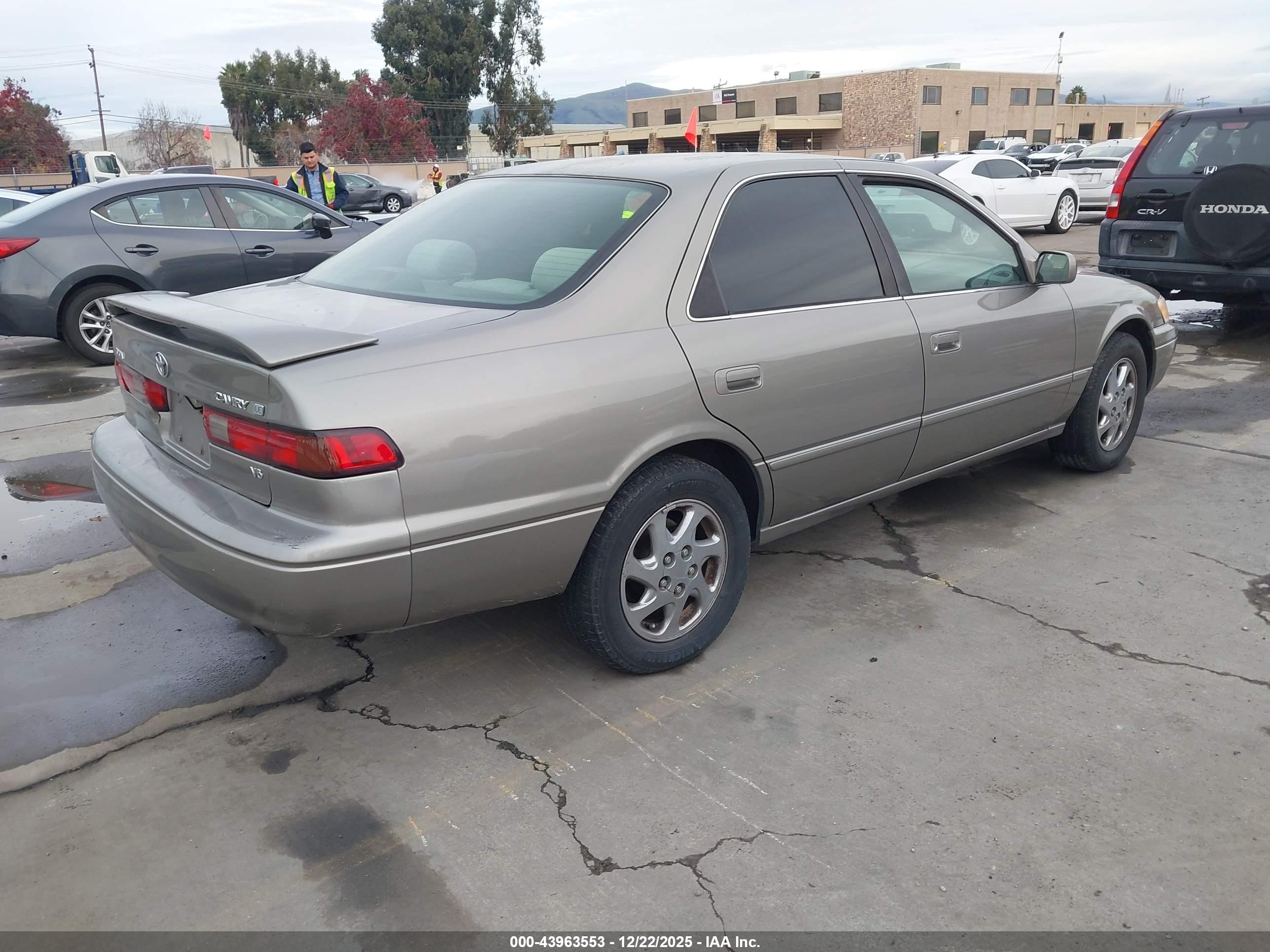 TOYOTA CAMRY image 4