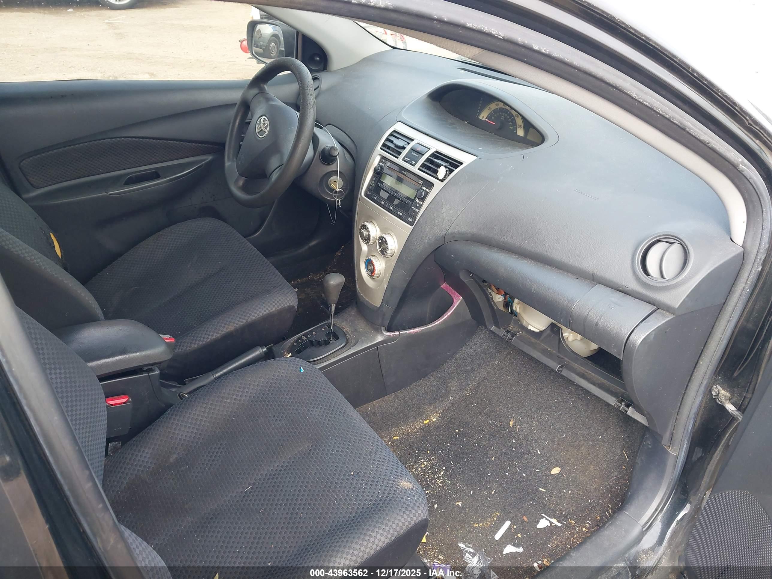 TOYOTA YARIS image 5