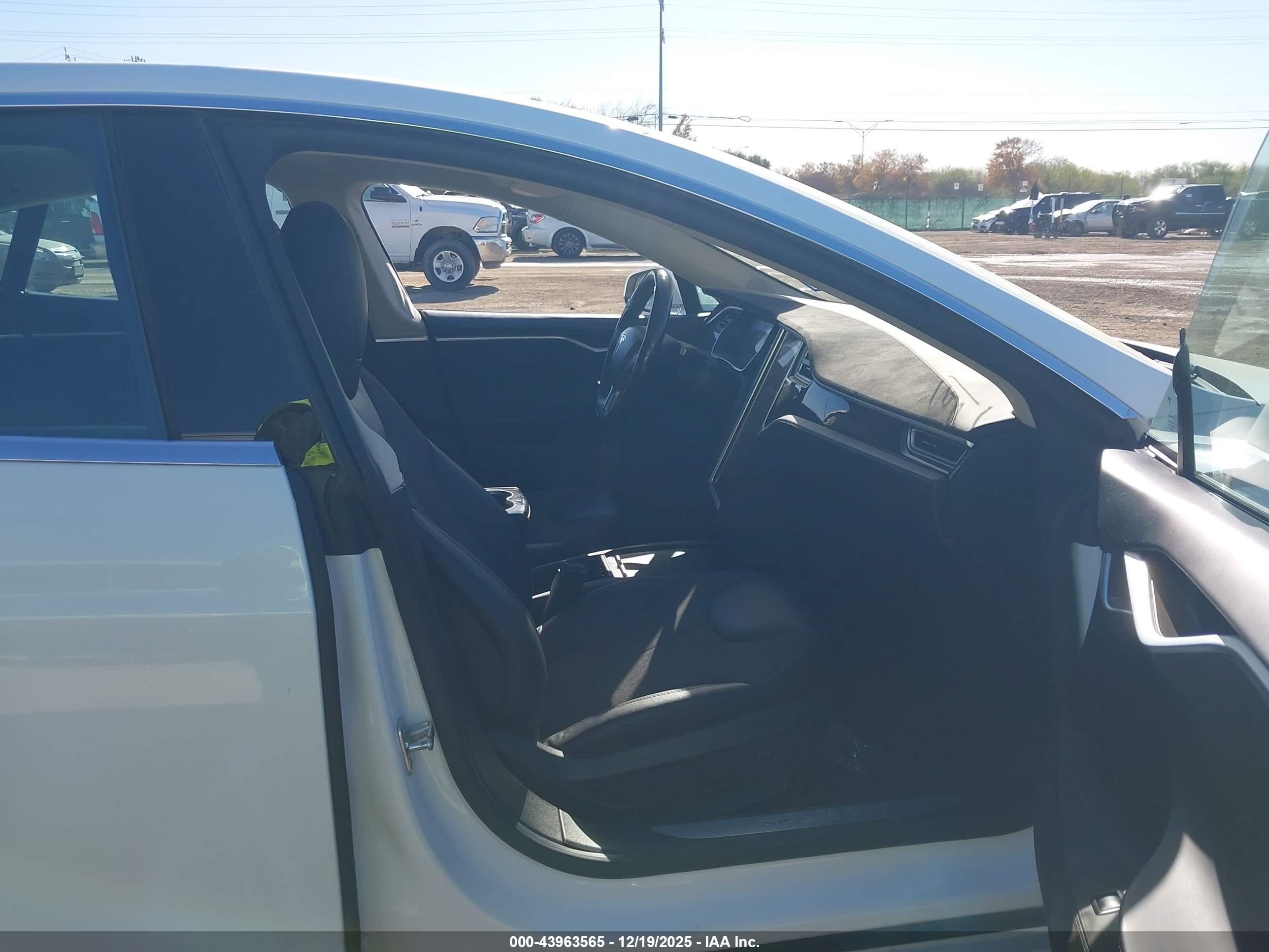 TESLA MODEL image 5