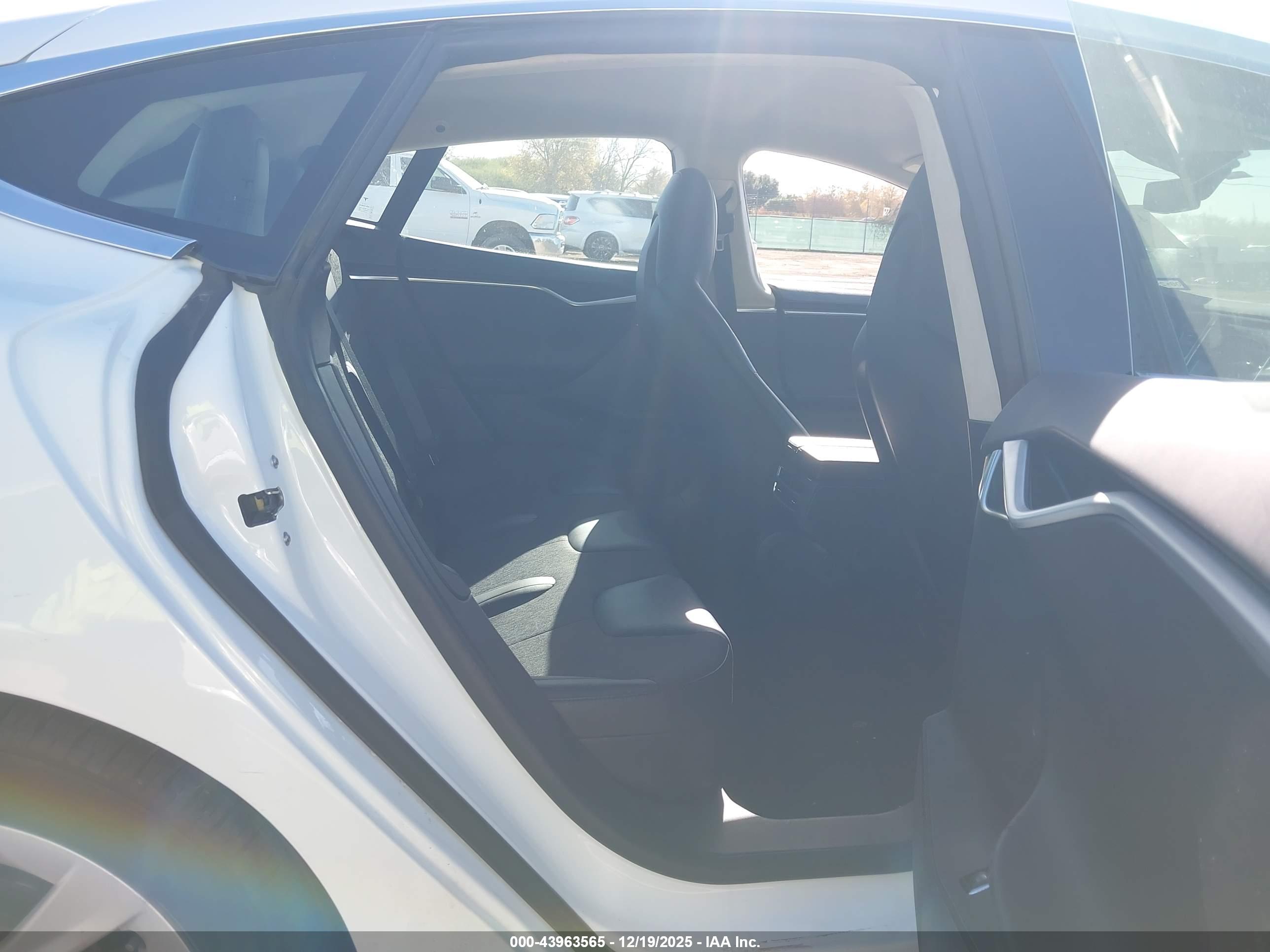 TESLA MODEL image 8