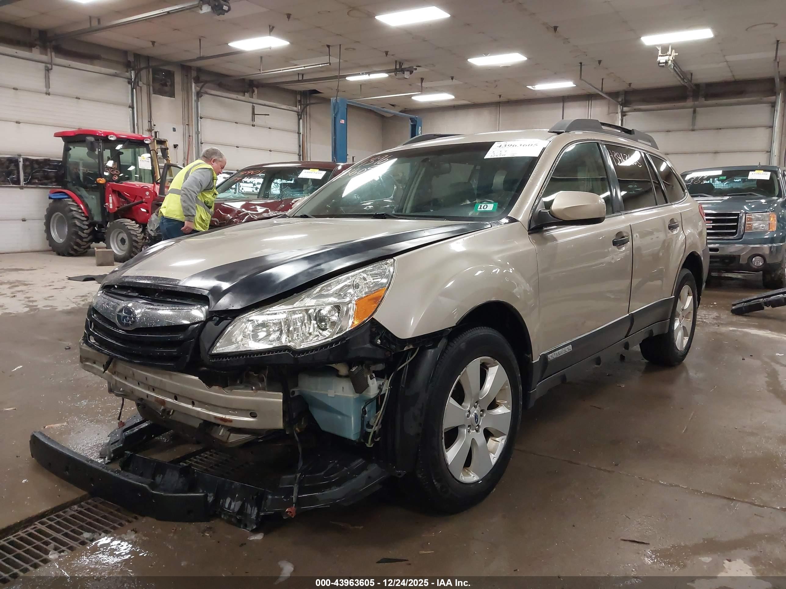 SUBARU OUTBACK image 2