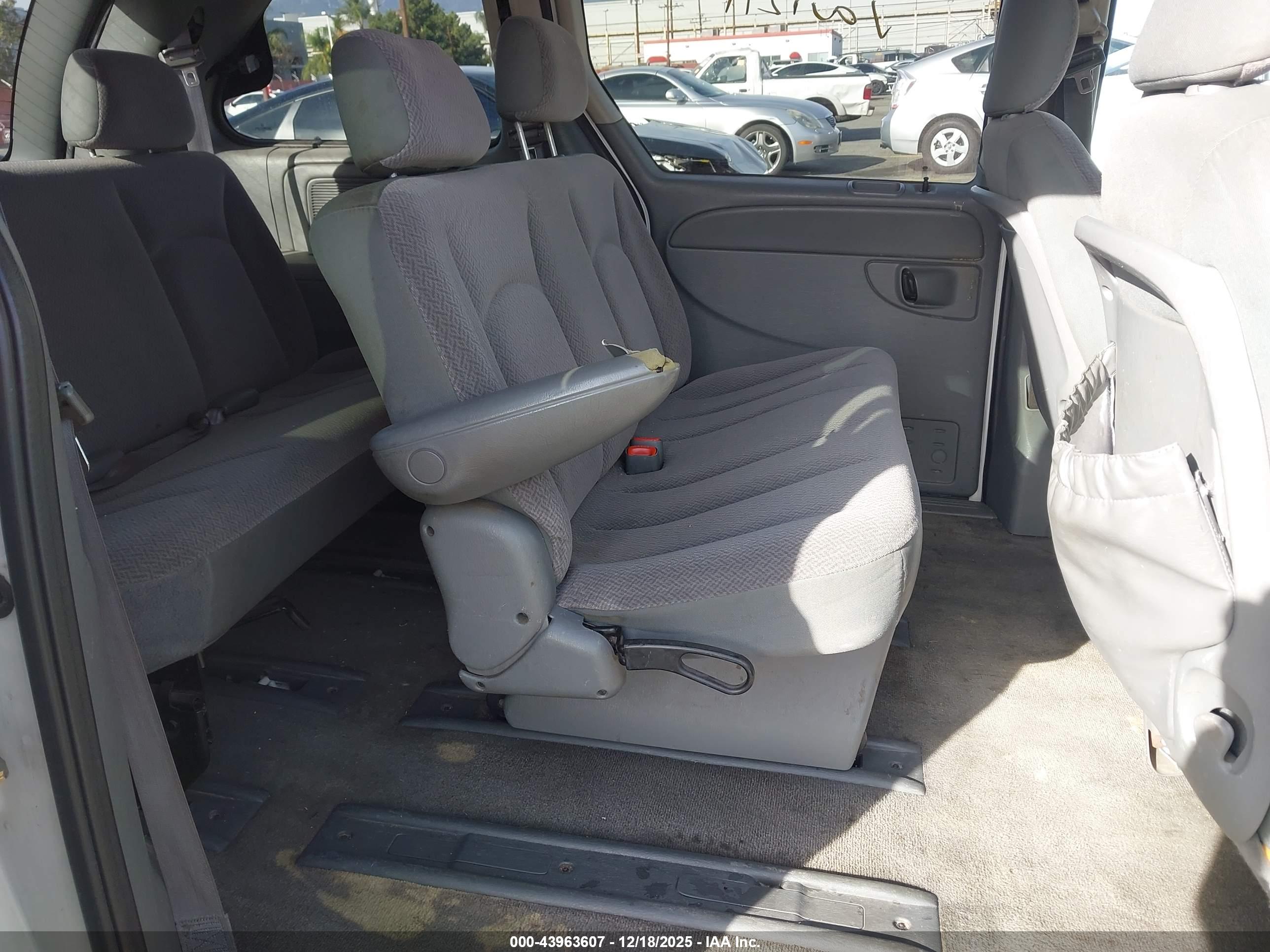 CHRYSLER TOWN image 8