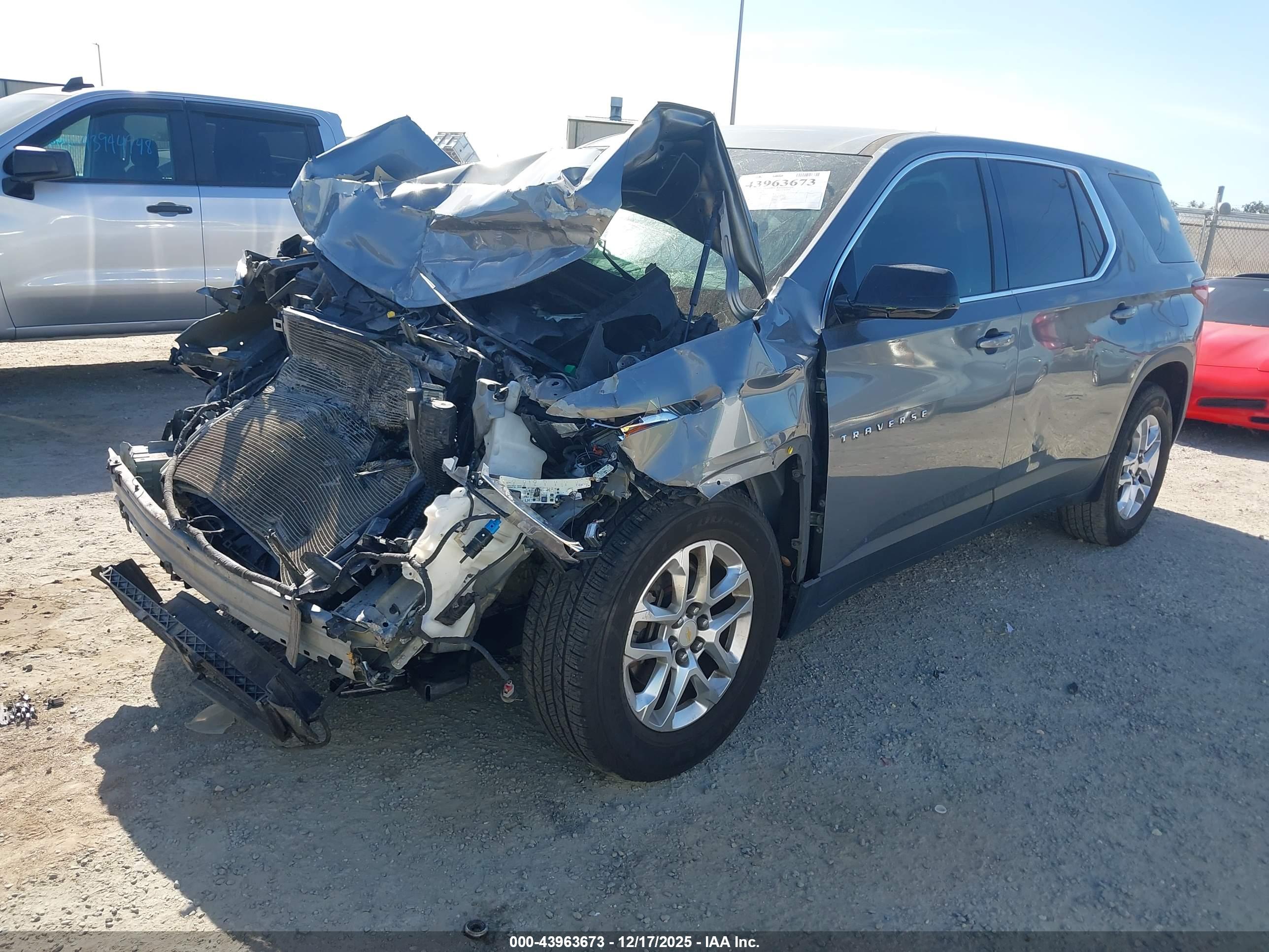 CHEVROLET TRAVERSE image 2