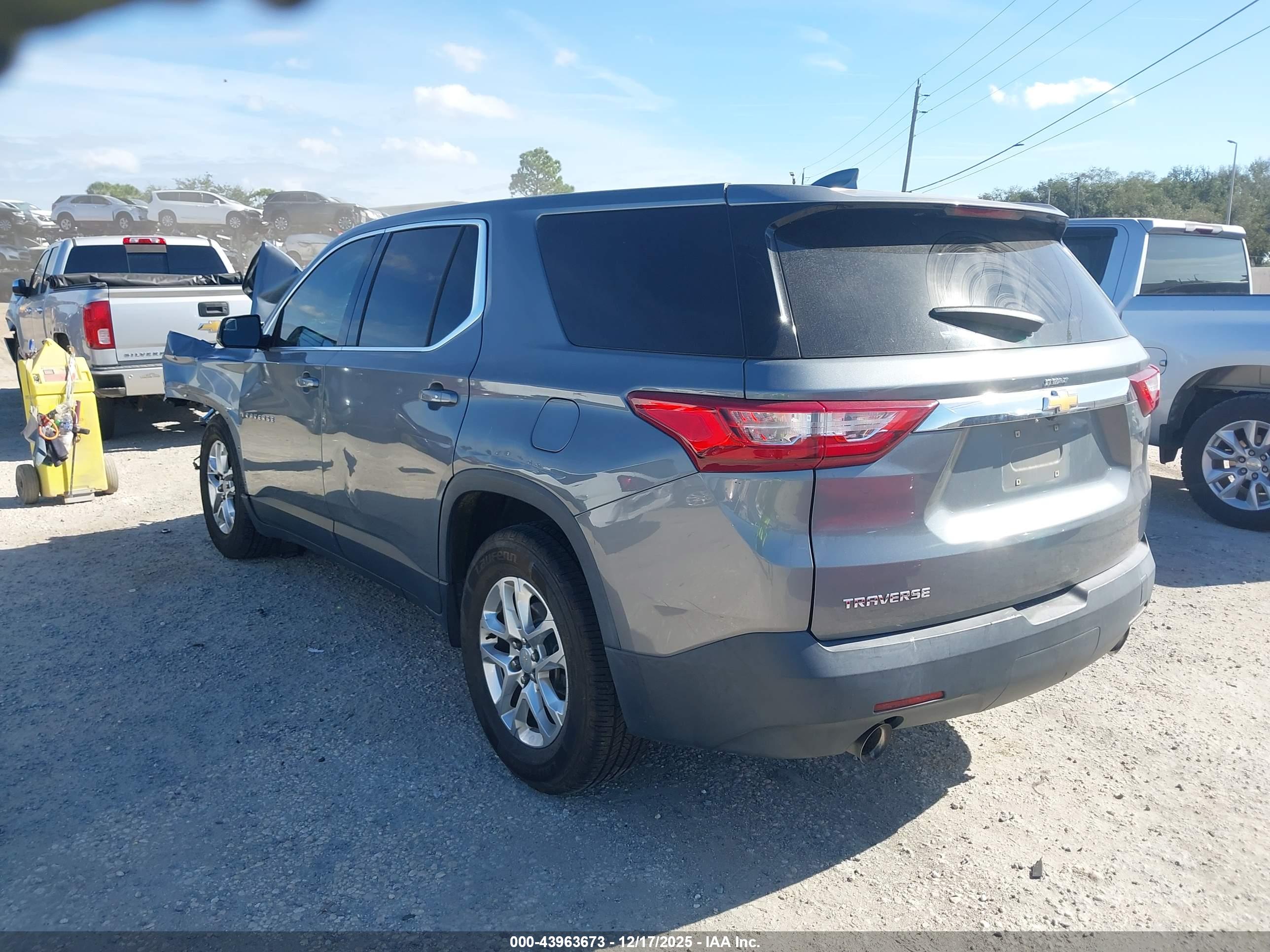 CHEVROLET TRAVERSE image 3