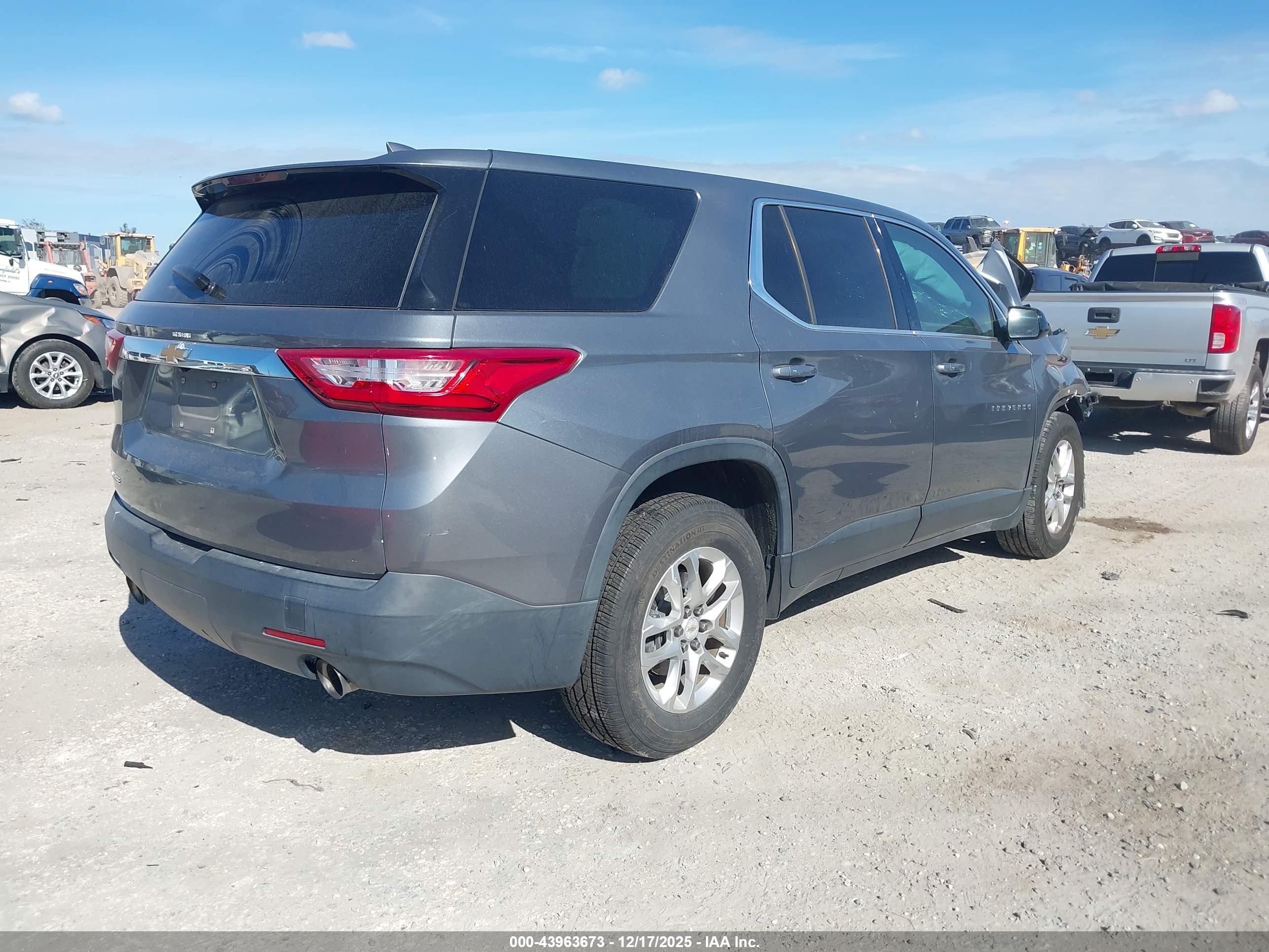 CHEVROLET TRAVERSE image 4
