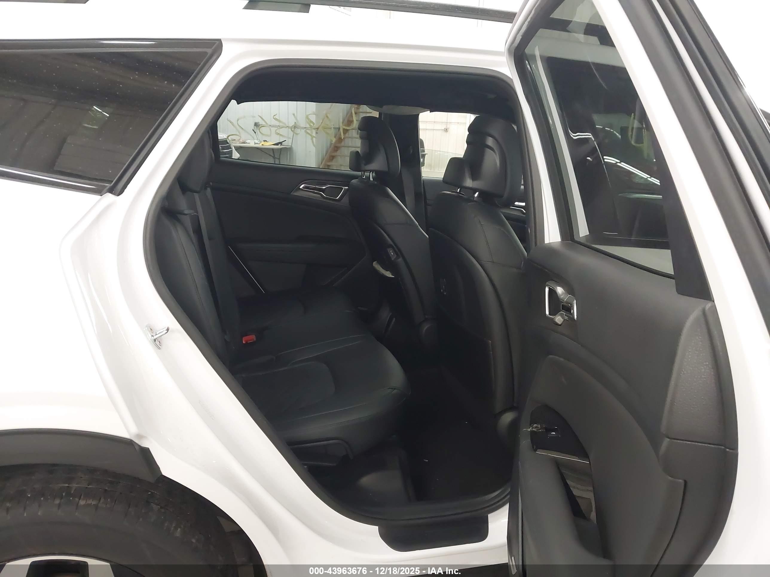 KIA SPORTAGE image 8