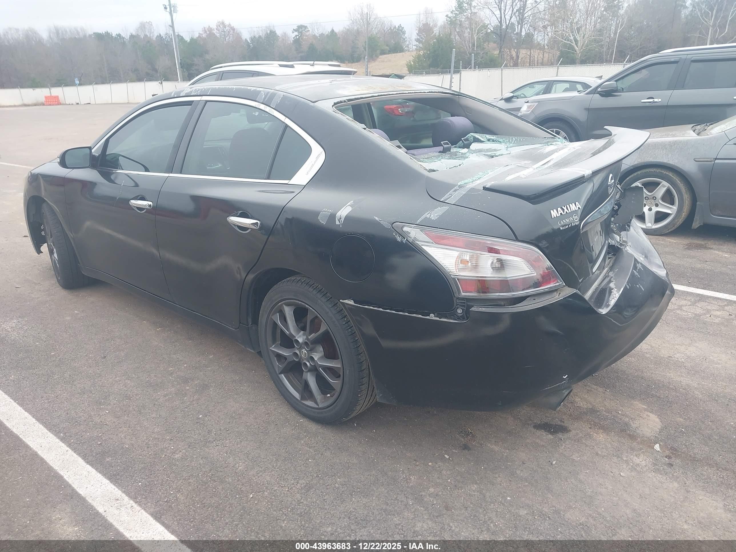 NISSAN MAXIMA image 3