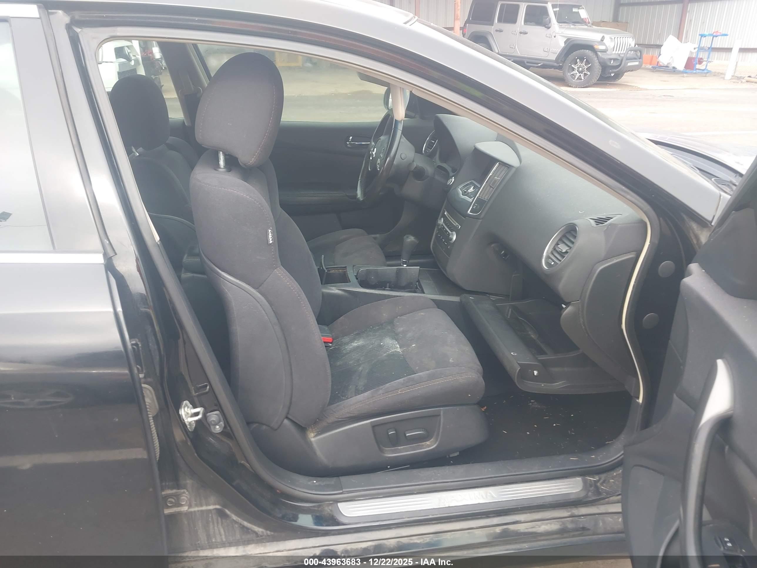 NISSAN MAXIMA image 5