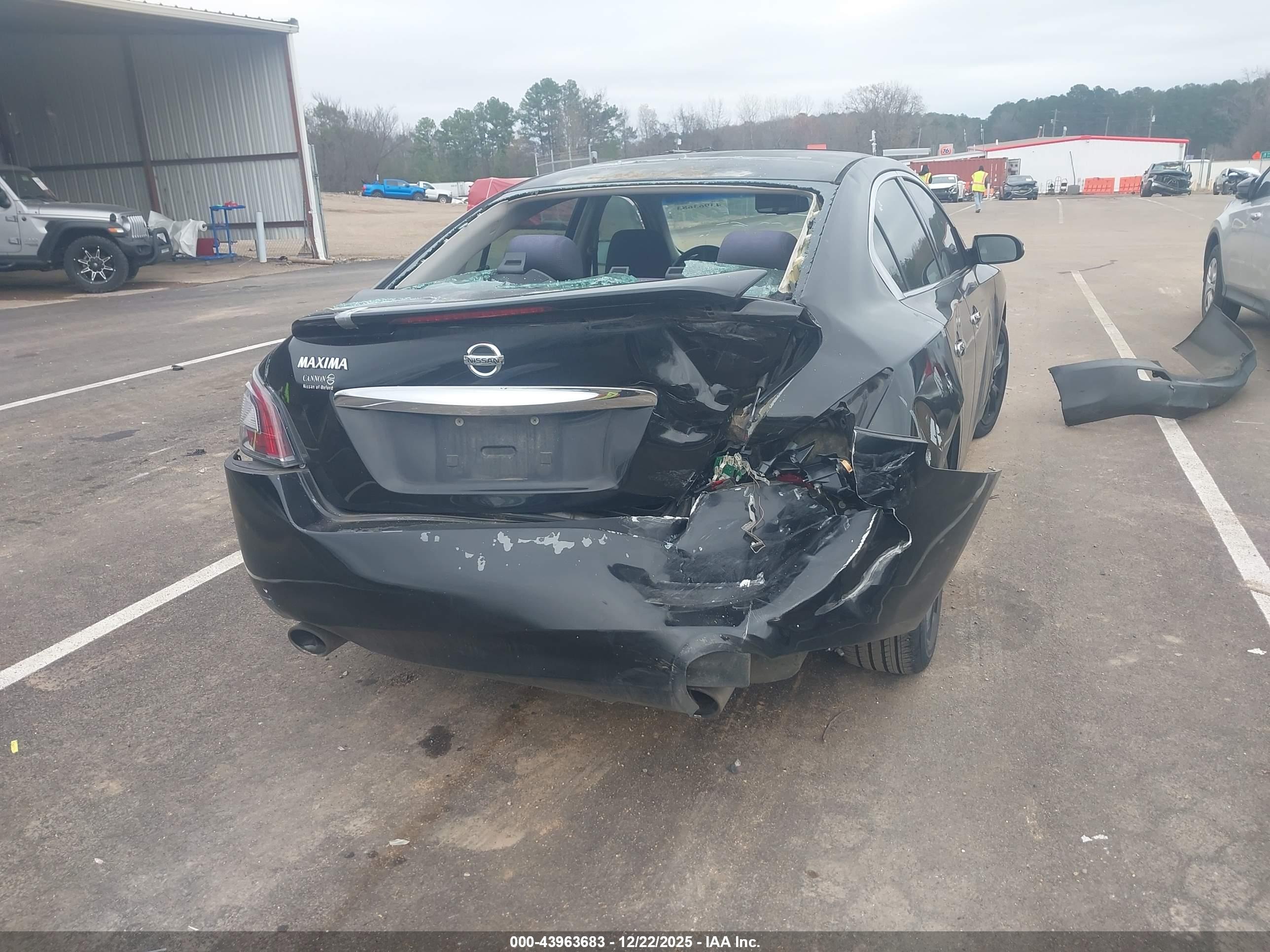 NISSAN MAXIMA image 6