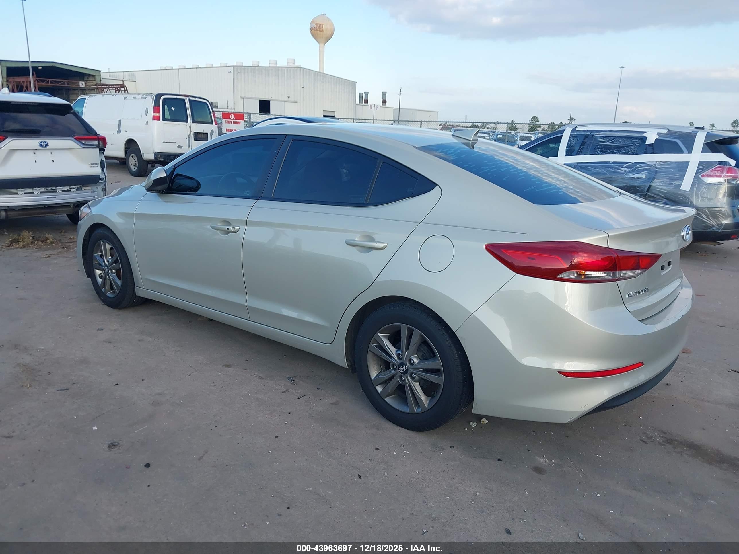 HYUNDAI ELANTRA image 3
