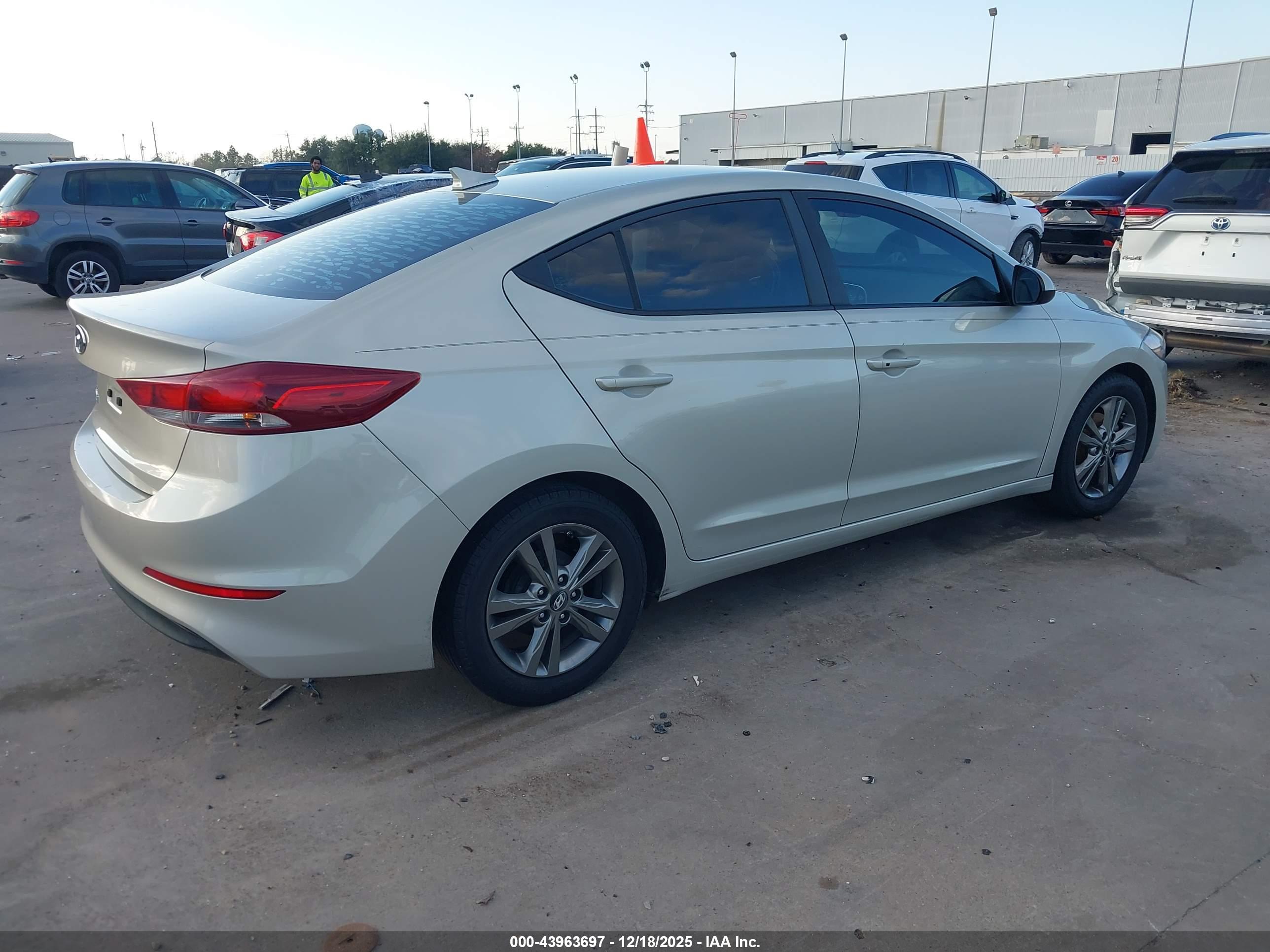 HYUNDAI ELANTRA image 4