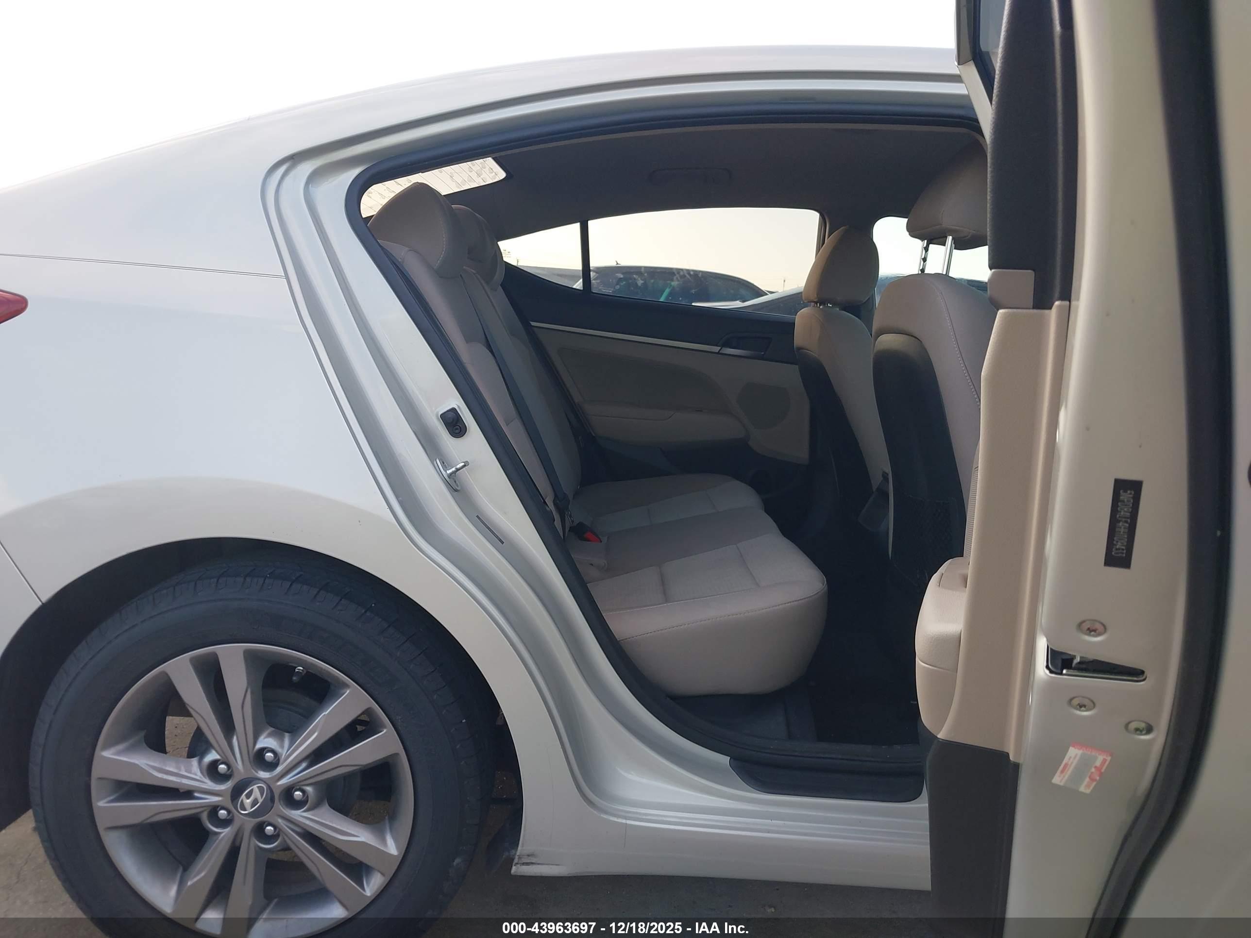 HYUNDAI ELANTRA image 8