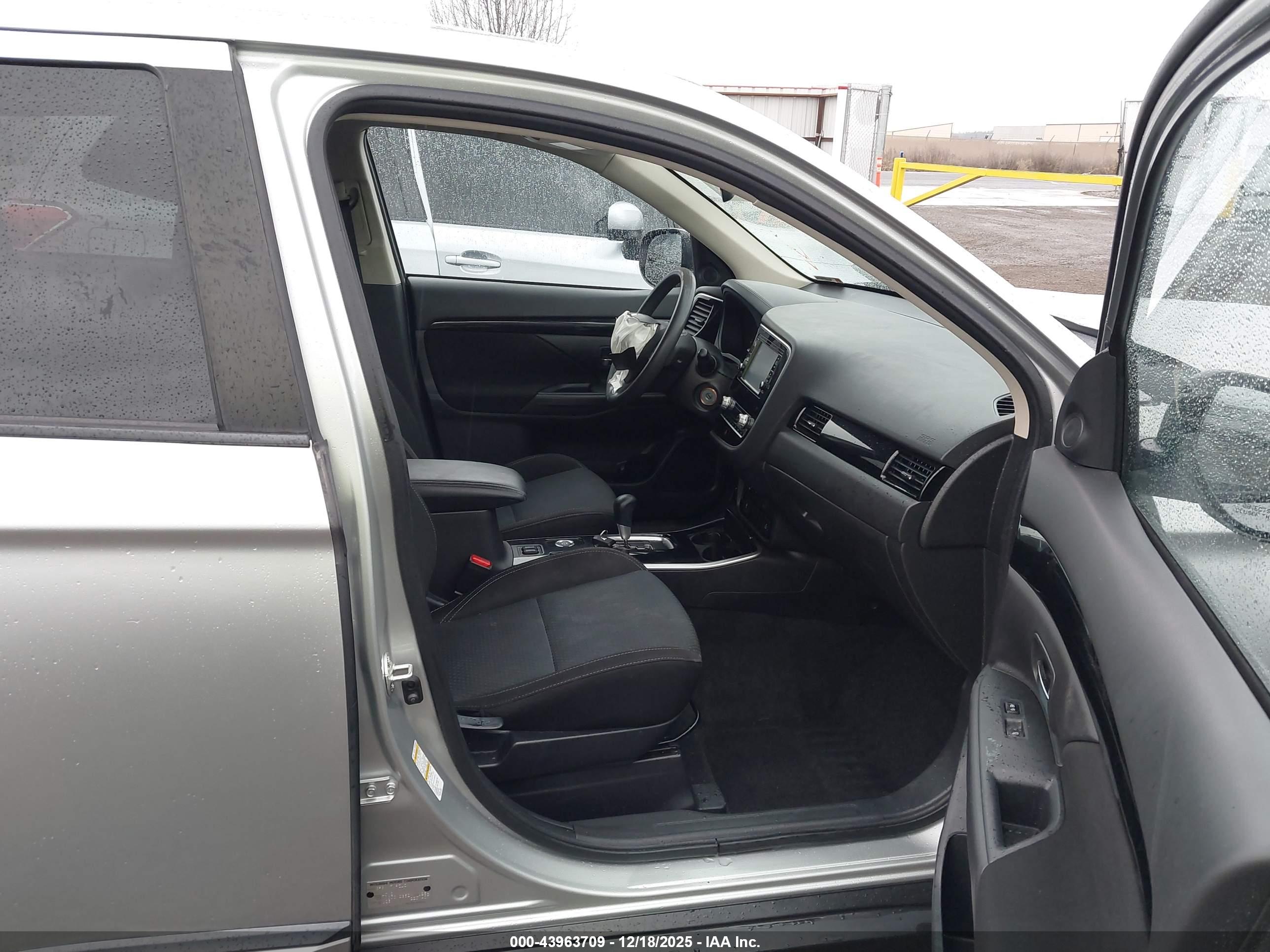 MITSUBISHI OUTLANDER image 5