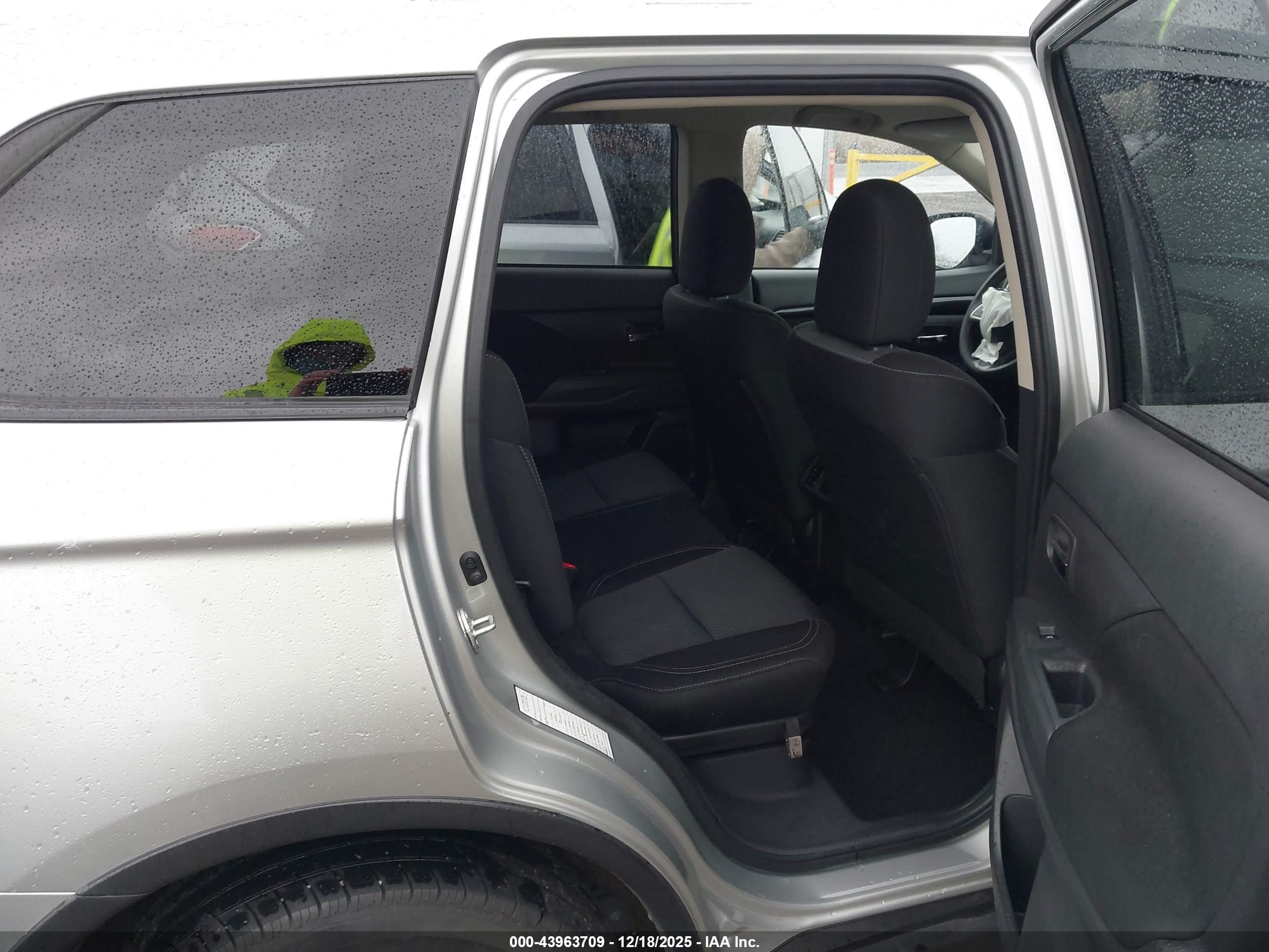 MITSUBISHI OUTLANDER image 8