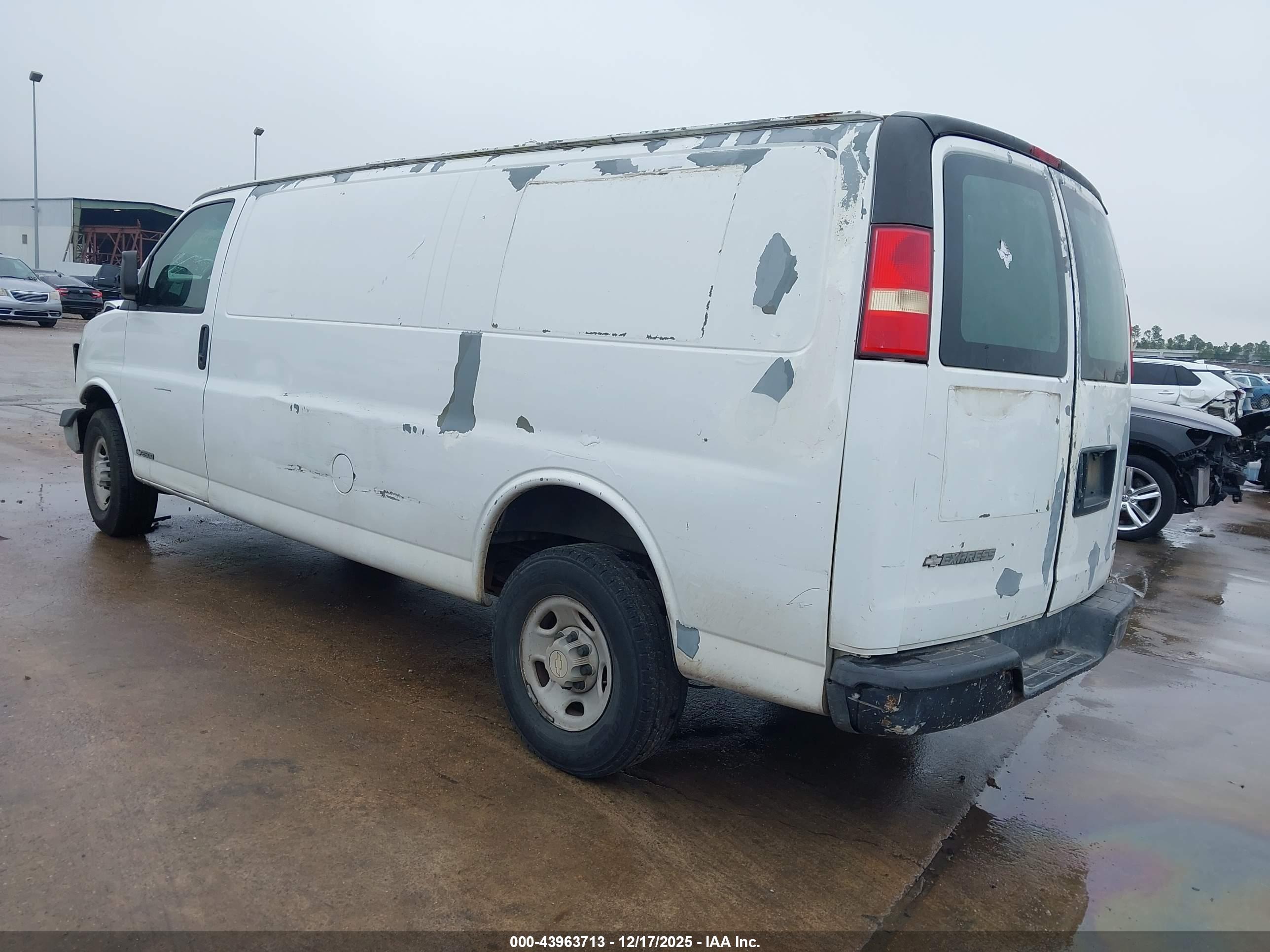CHEVROLET EXPRESS image 3