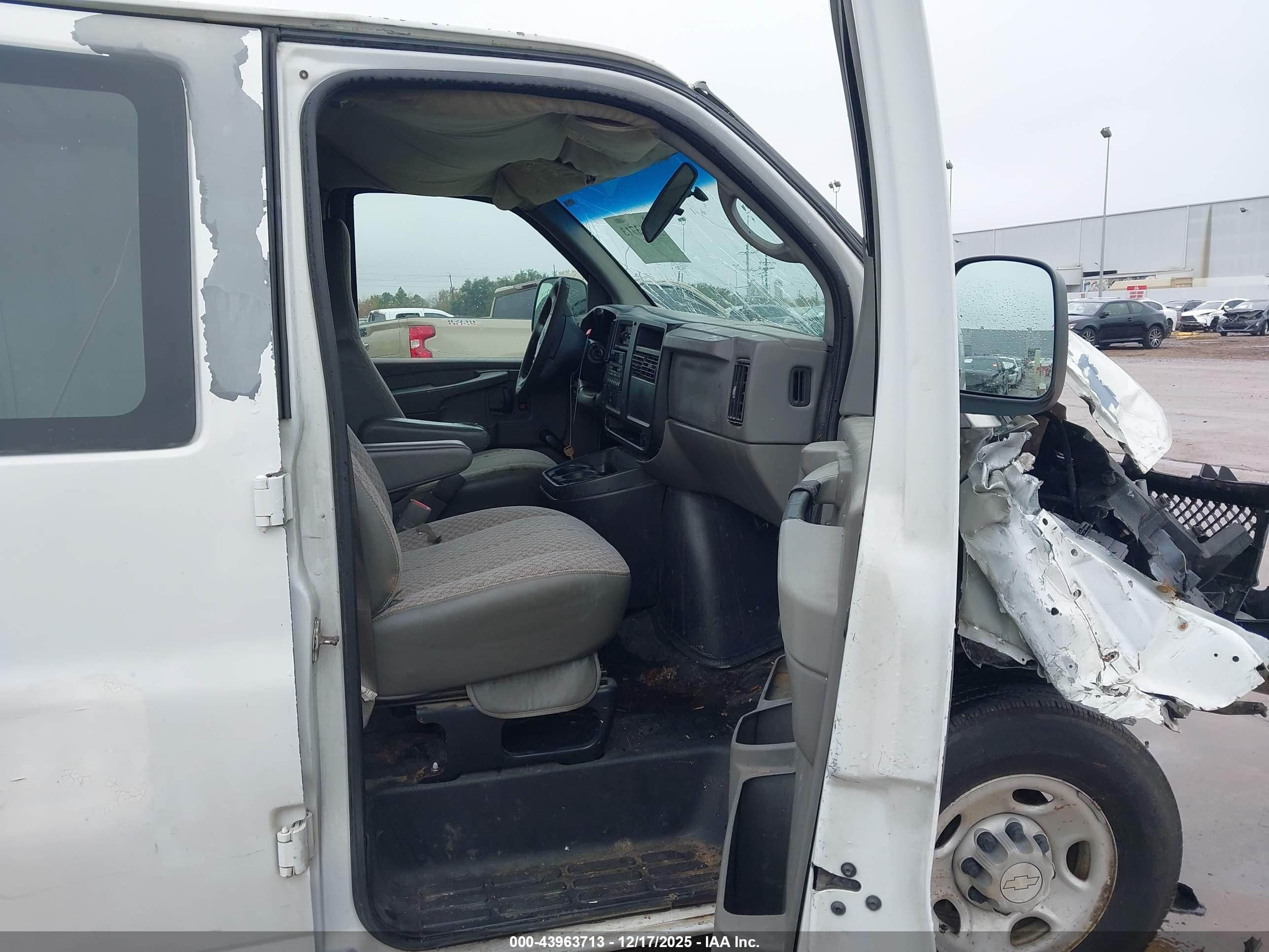 CHEVROLET EXPRESS image 5