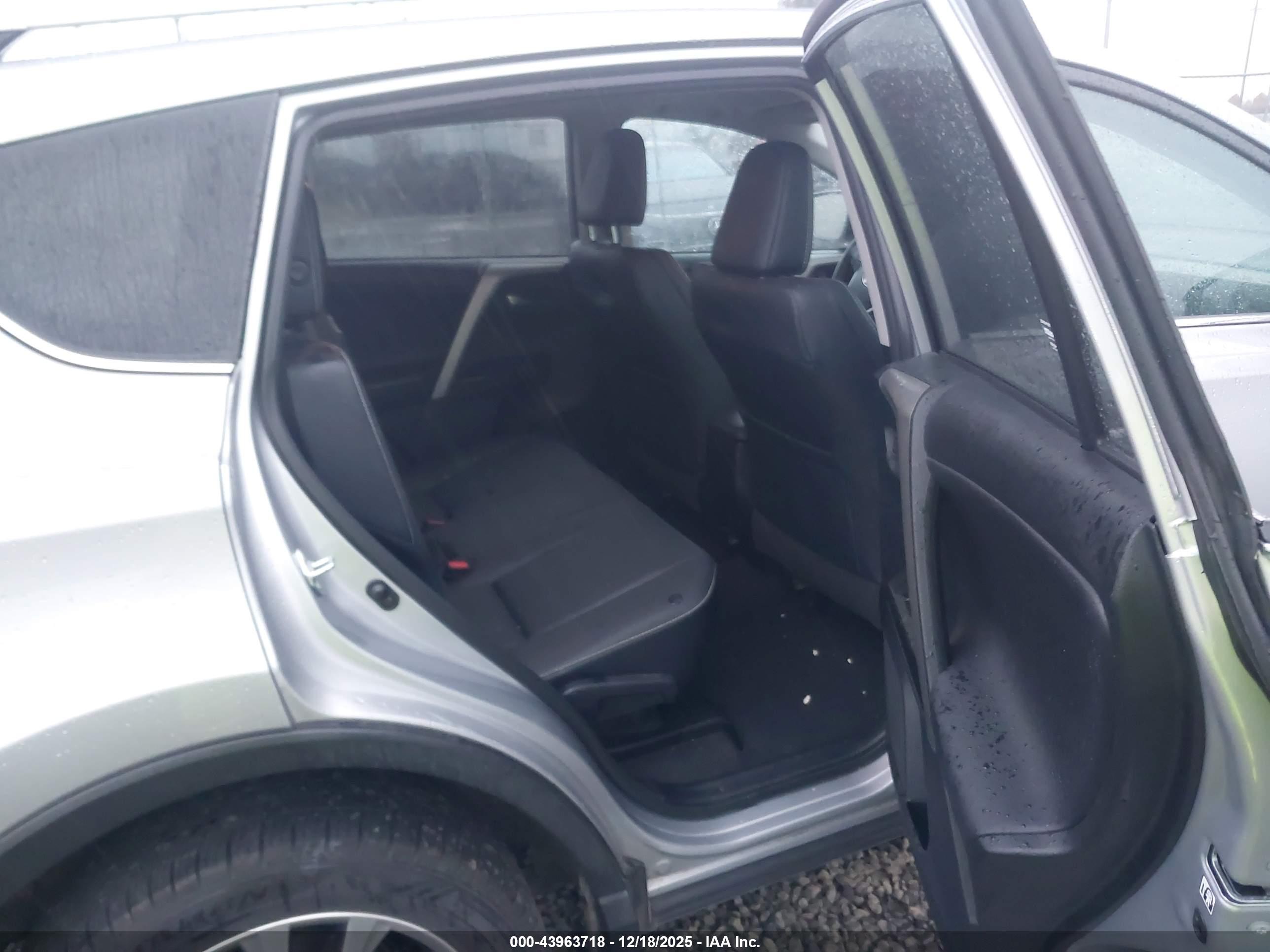 TOYOTA RAV4 image 8