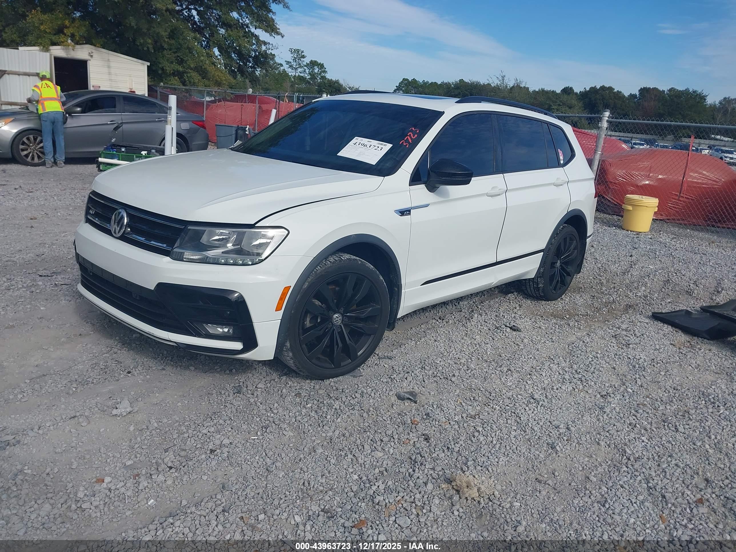 VOLKSWAGEN TIGUAN image 2