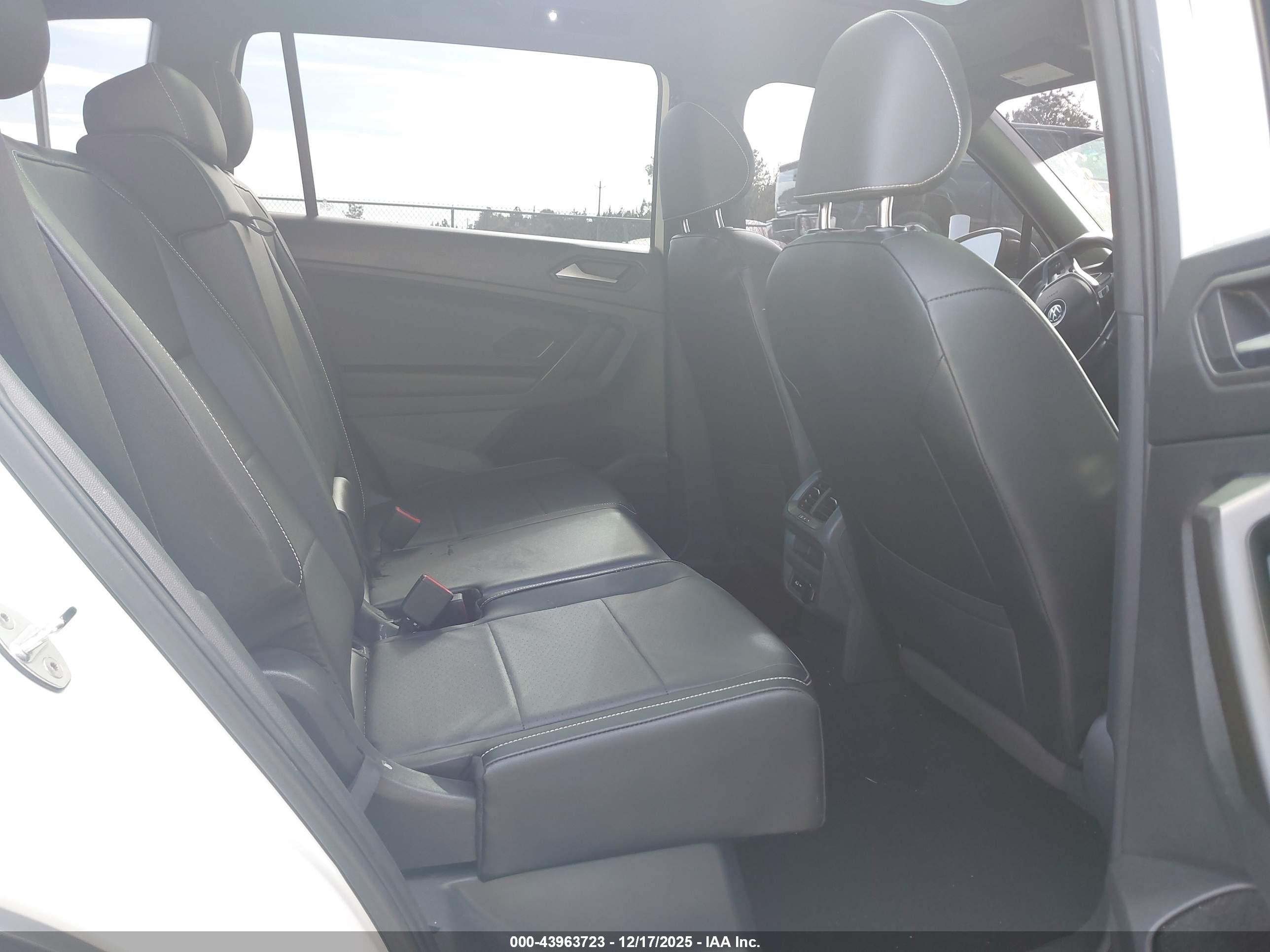 VOLKSWAGEN TIGUAN image 8