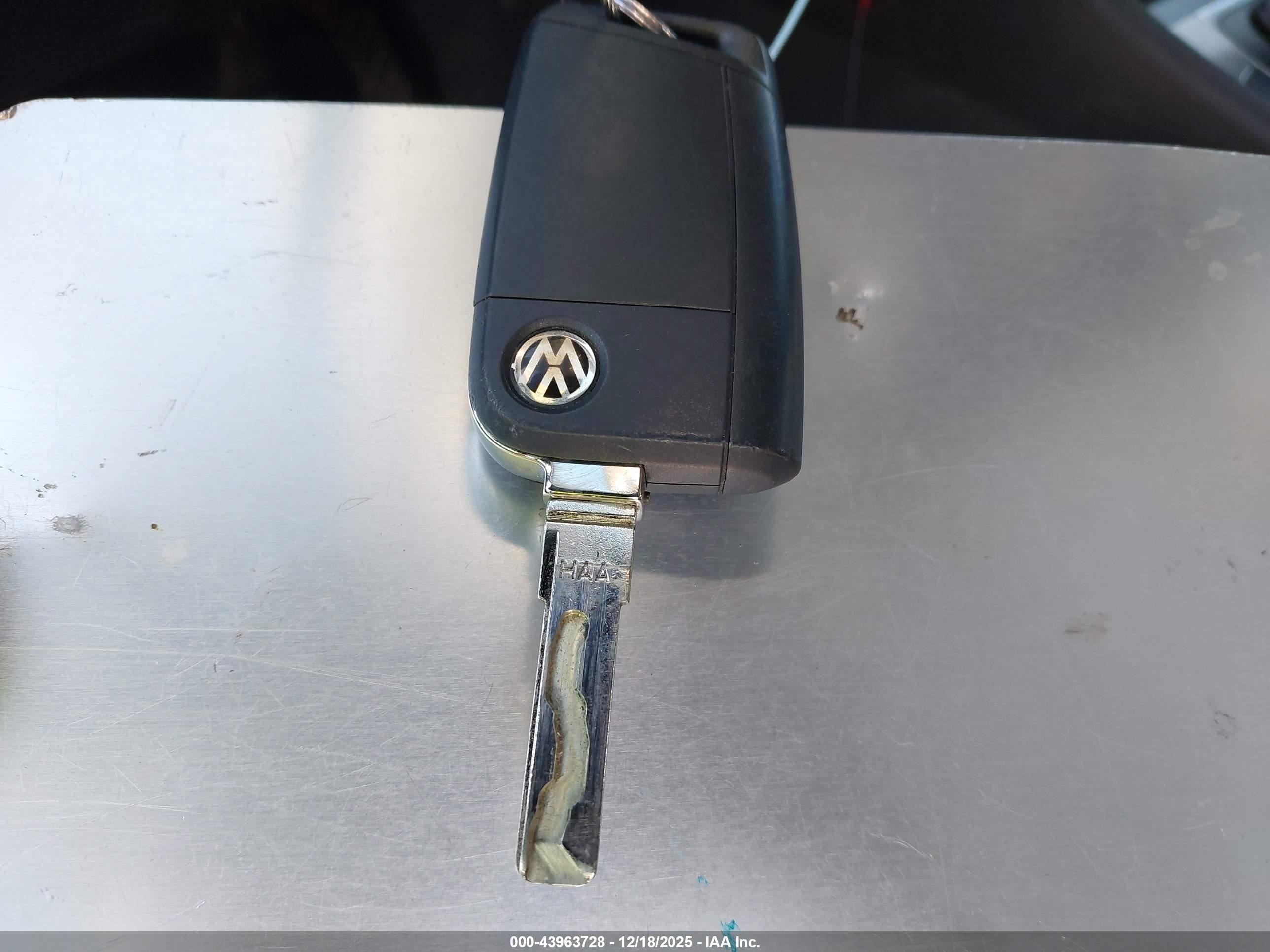 VOLKSWAGEN GOLF image 11