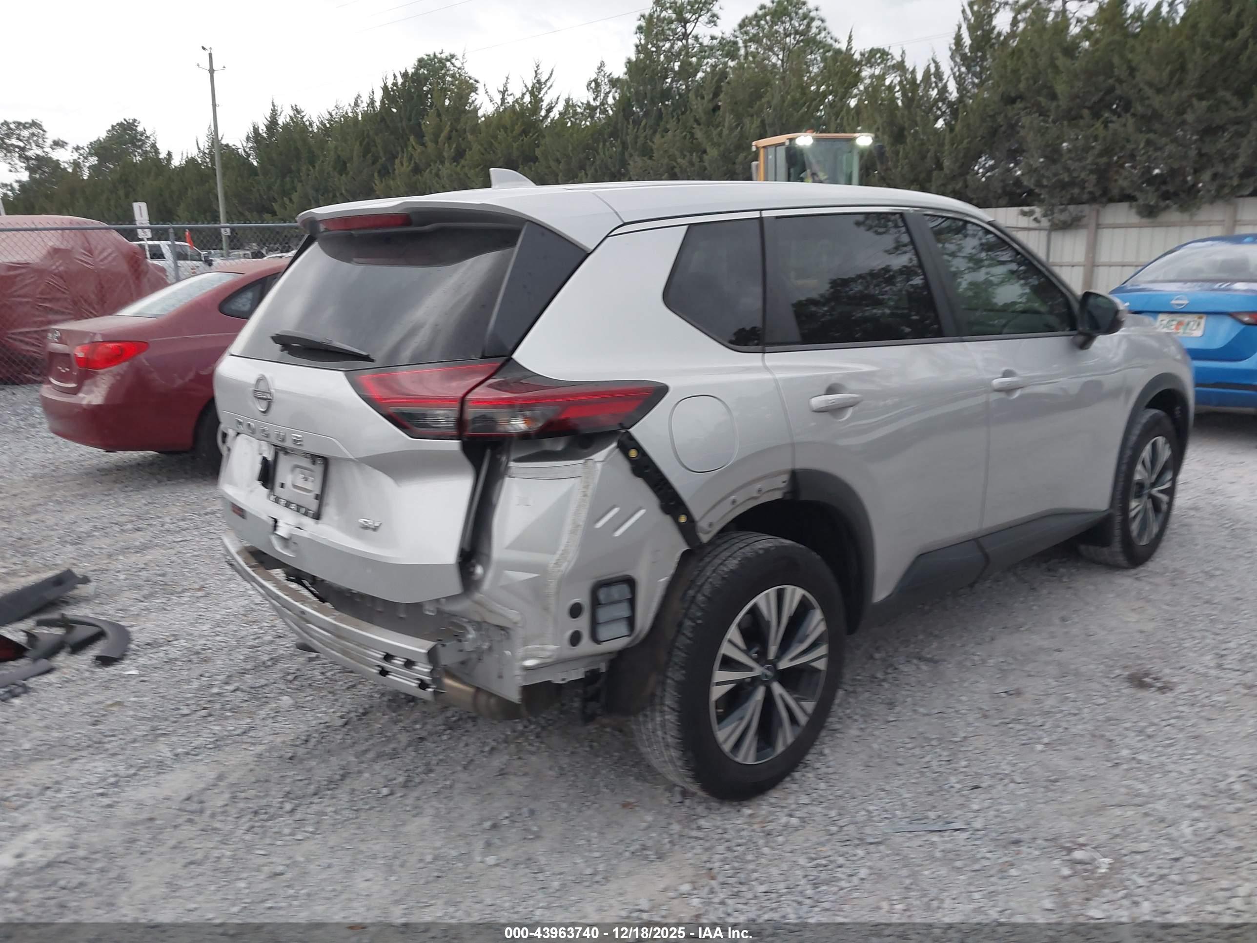 NISSAN ROGUE image 4