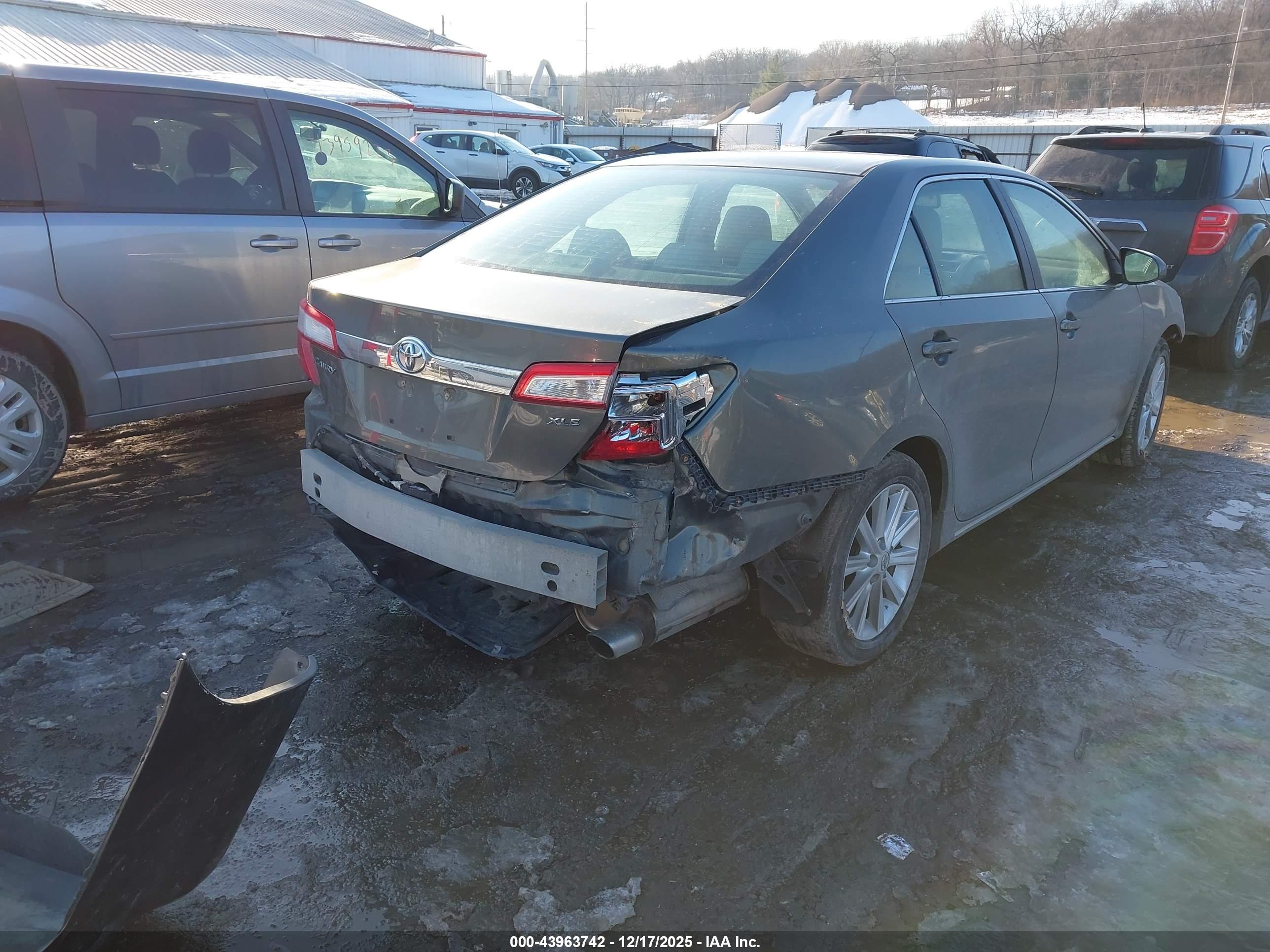 TOYOTA CAMRY image 4