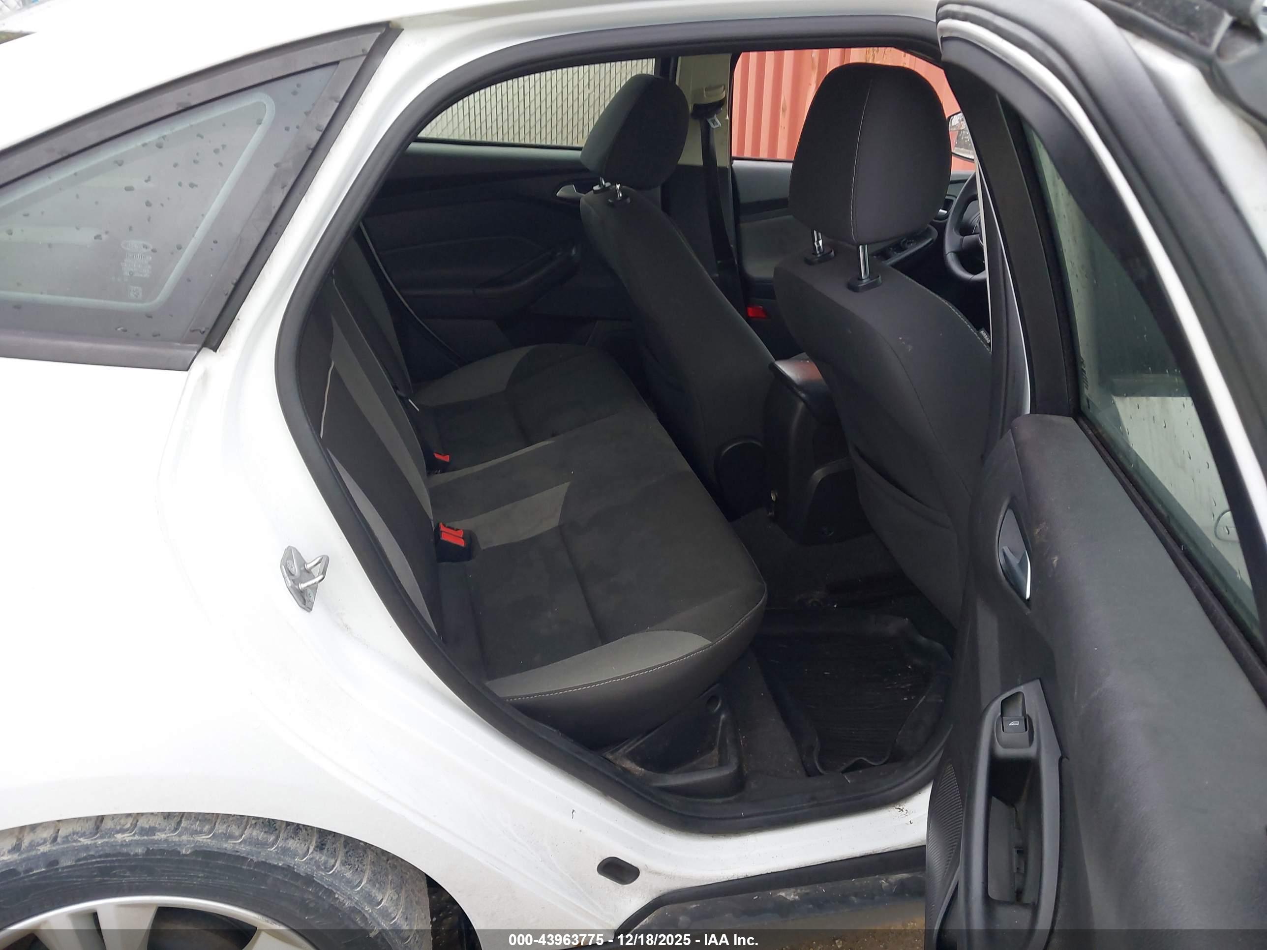 FORD FOCUS image 8