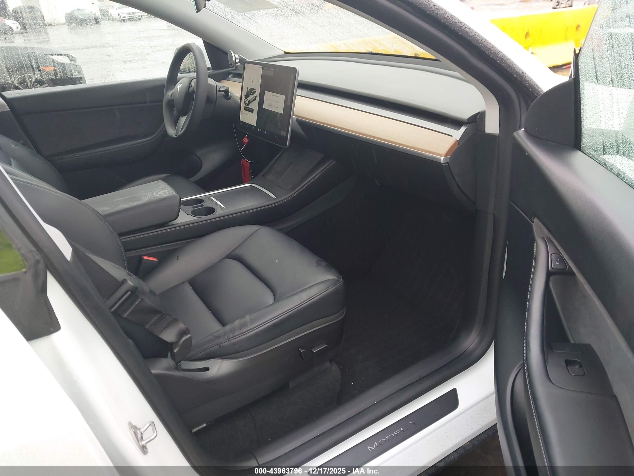 TESLA MODEL image 5