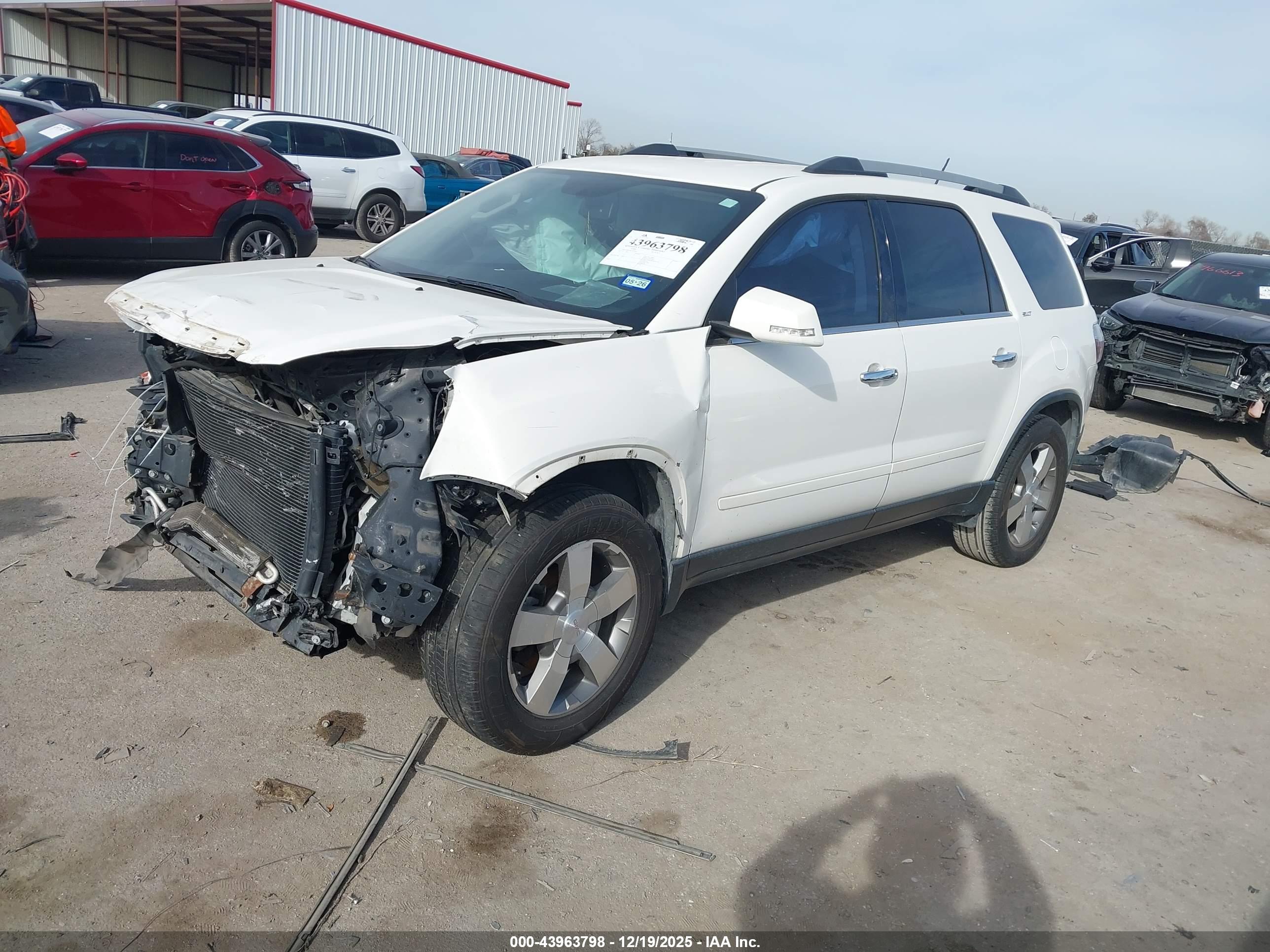 GMC ACADIA image 2