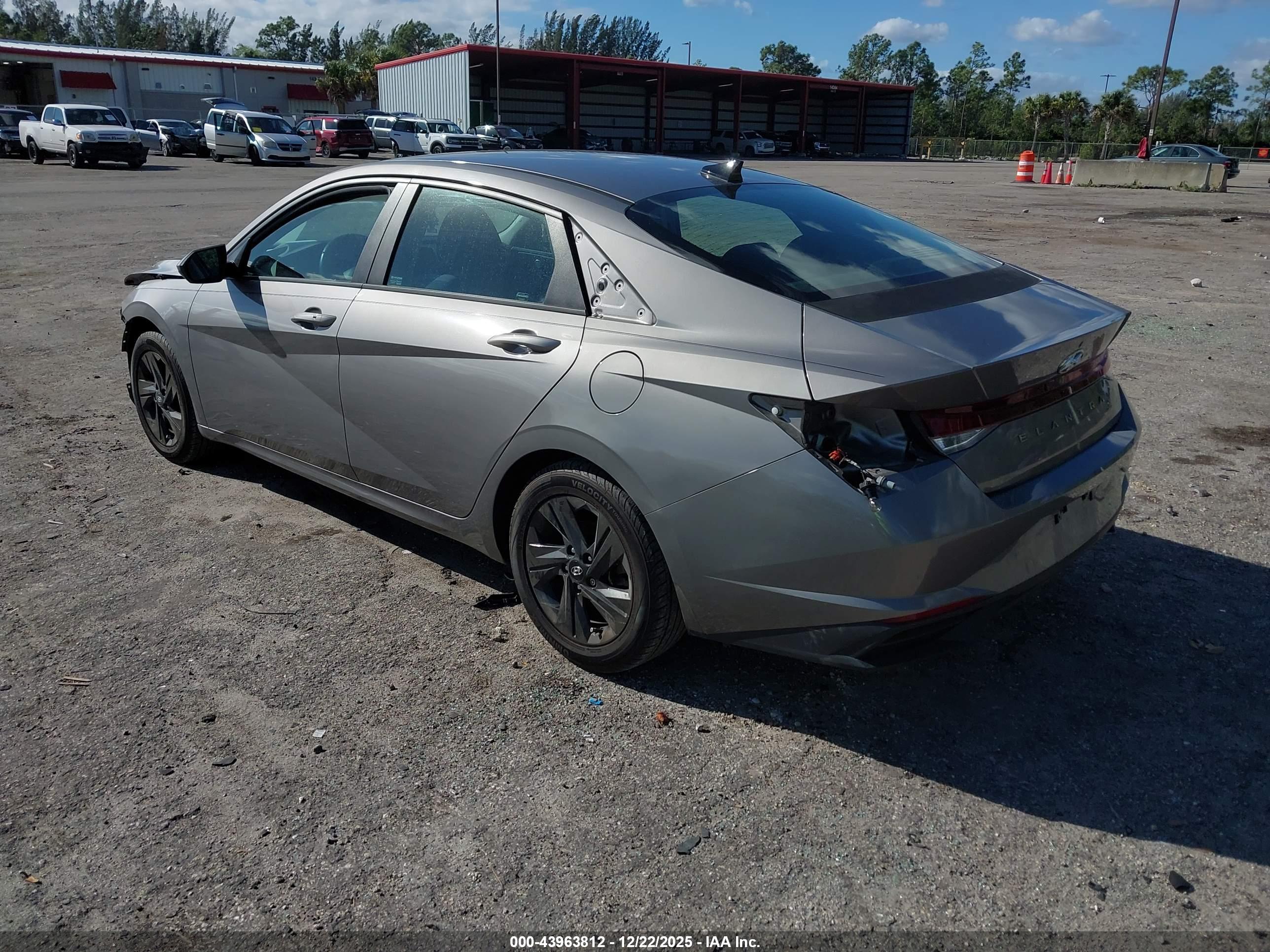 HYUNDAI ELANTRA image 3