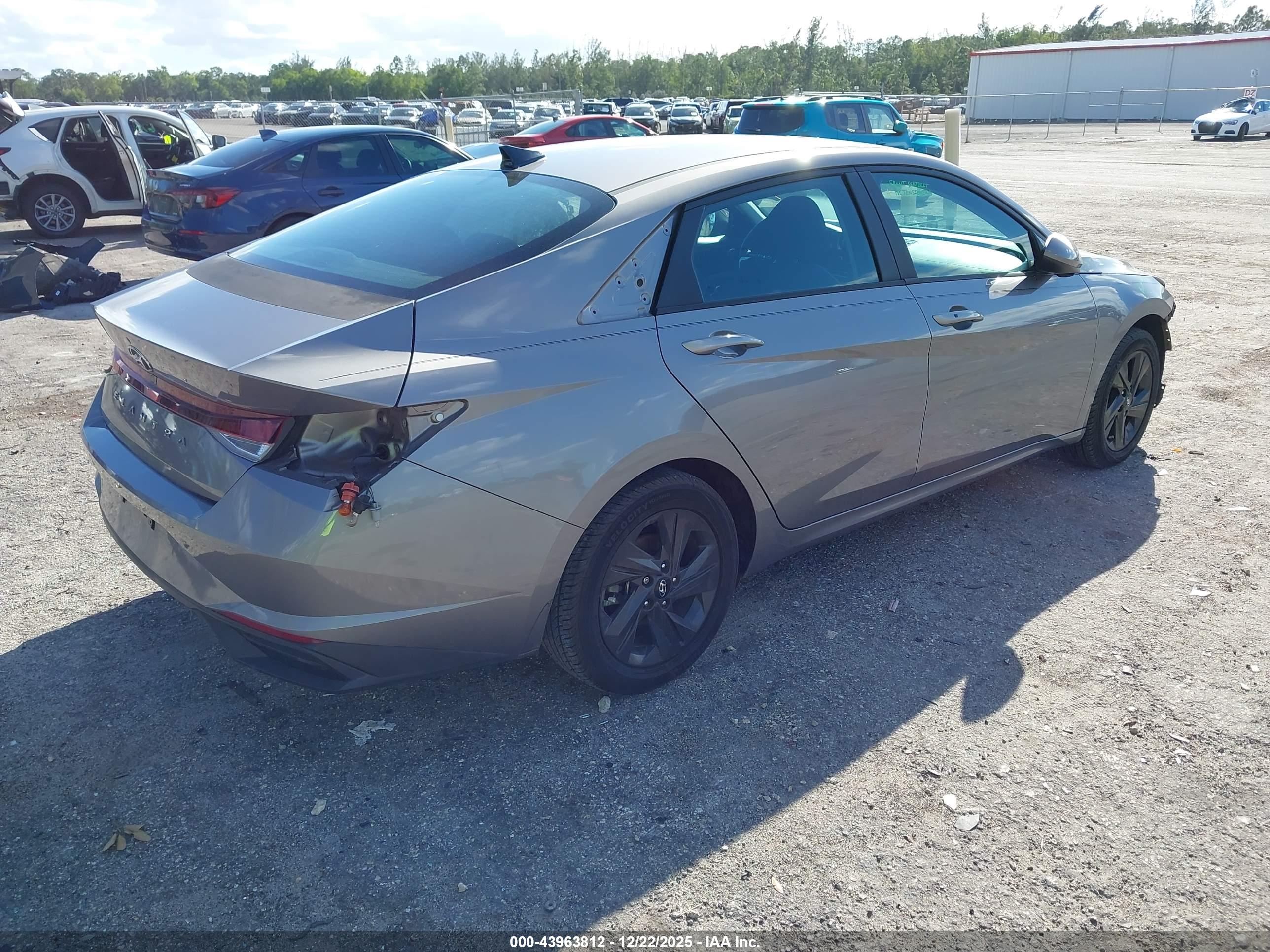 HYUNDAI ELANTRA image 4