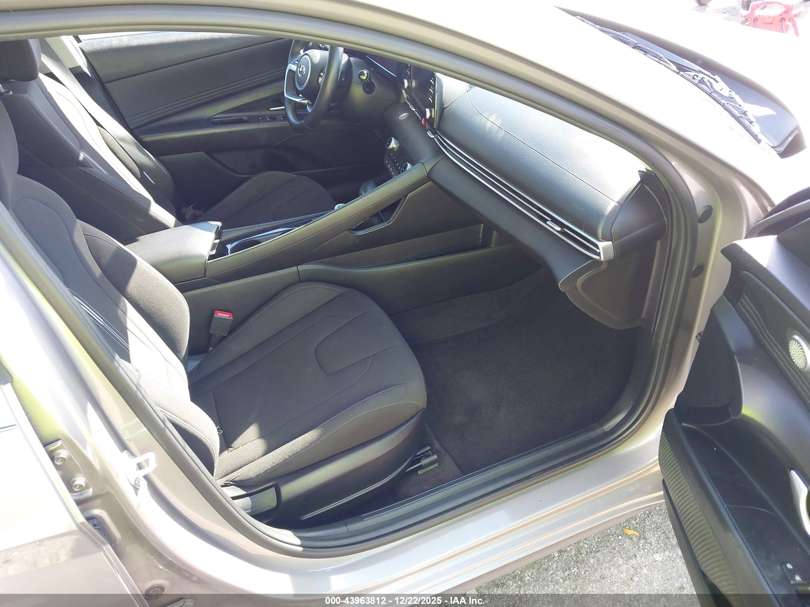 HYUNDAI ELANTRA image 5