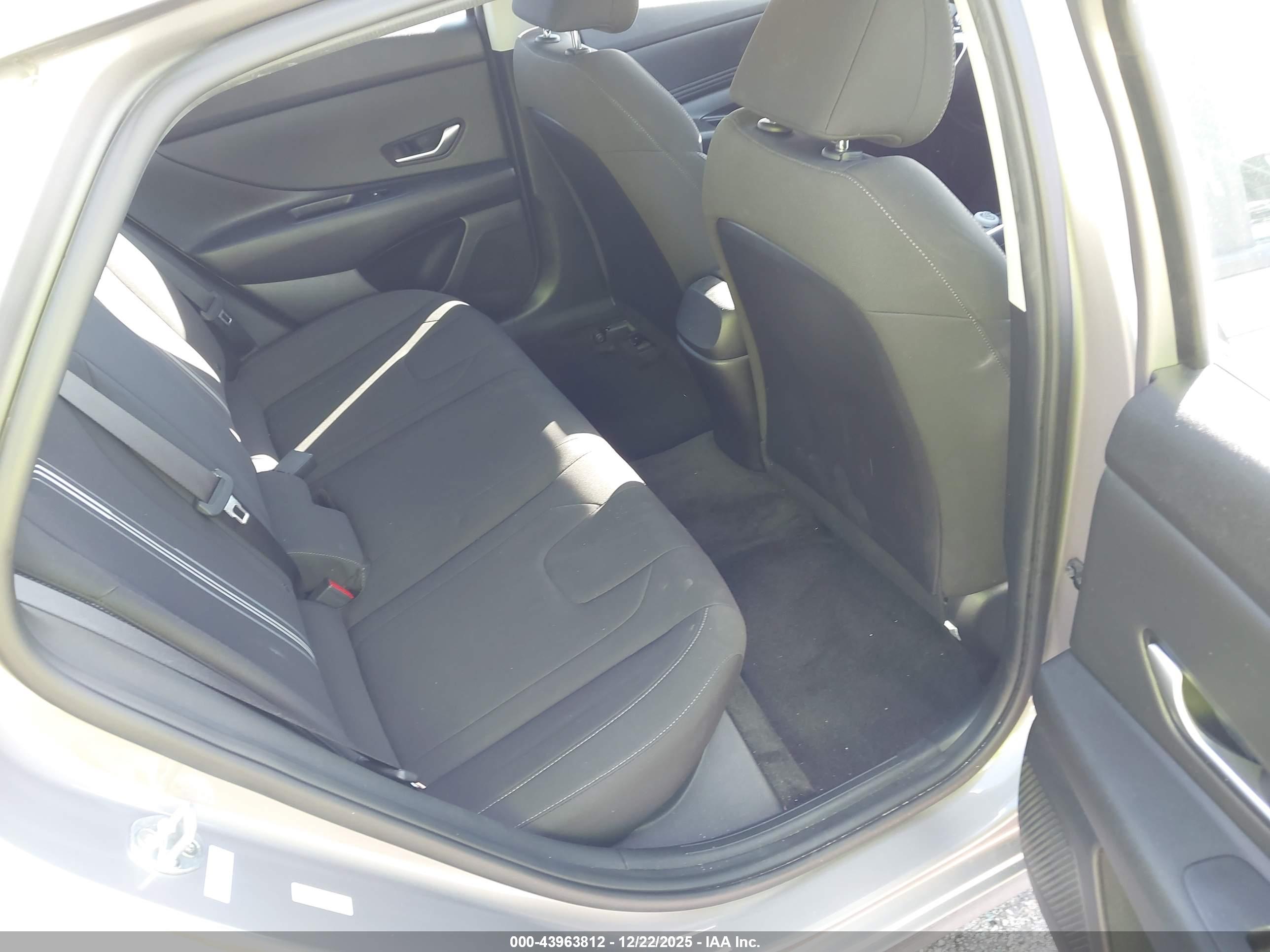 HYUNDAI ELANTRA image 8