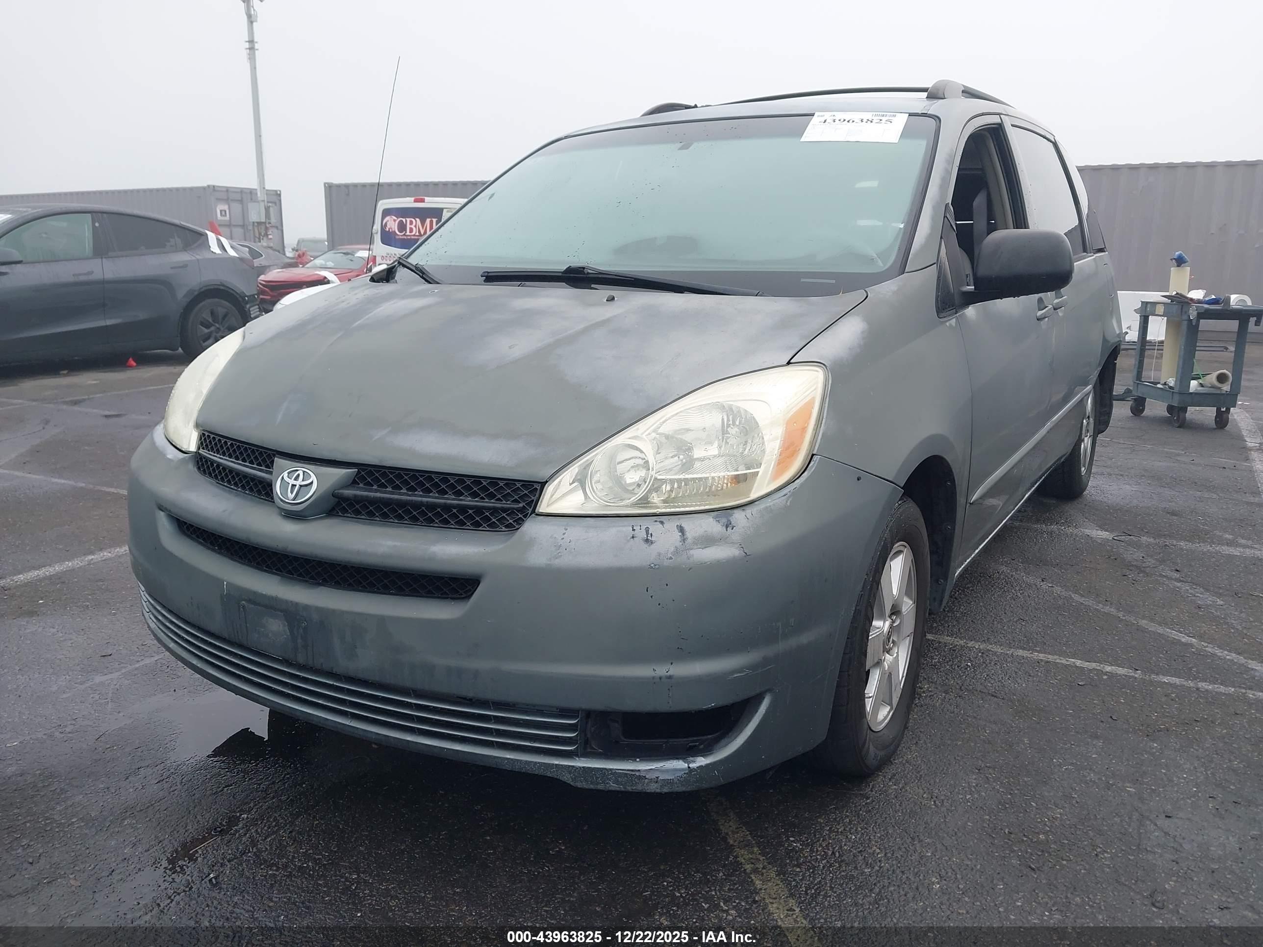 TOYOTA SIENNA image 2