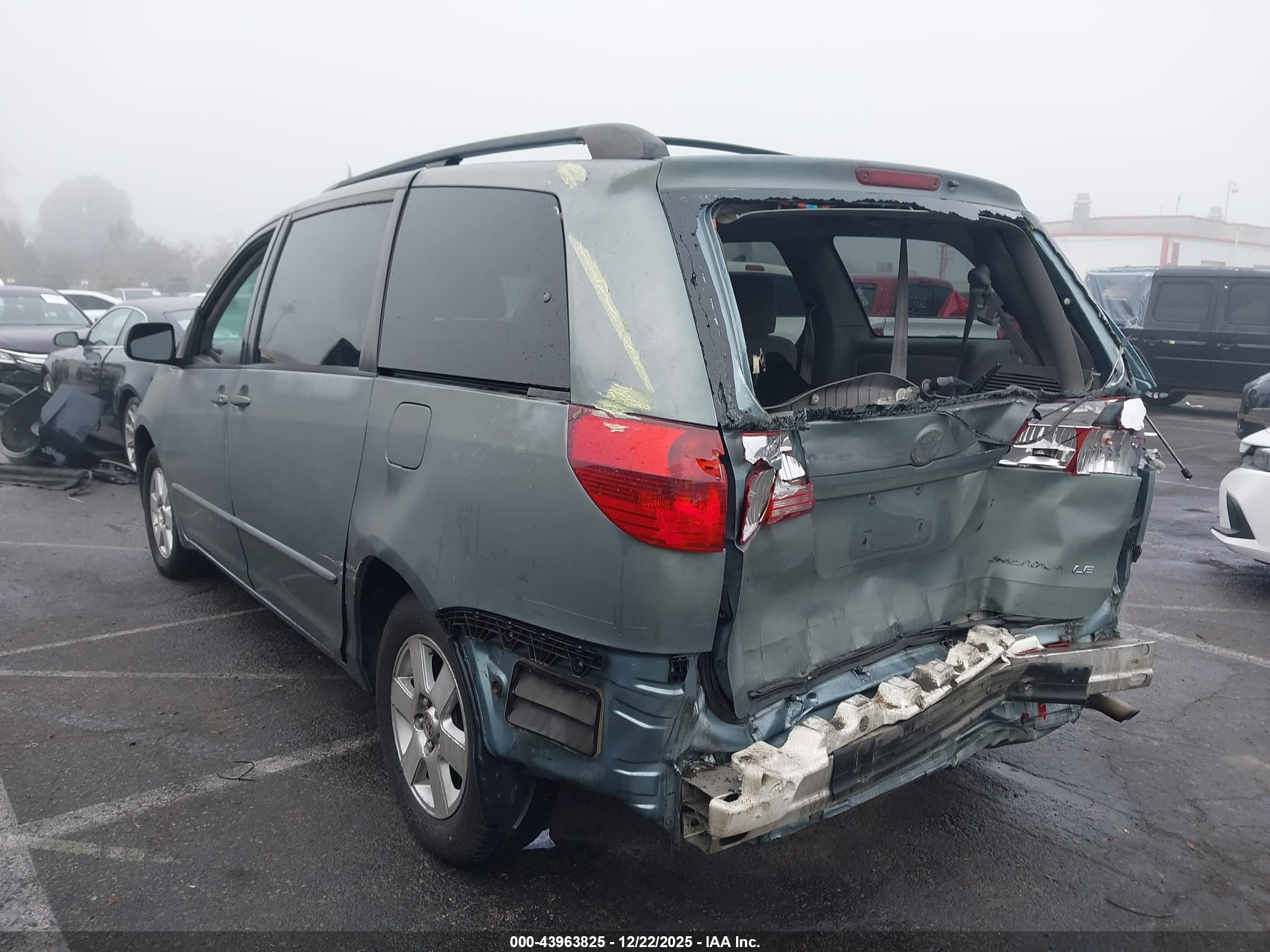 TOYOTA SIENNA image 3