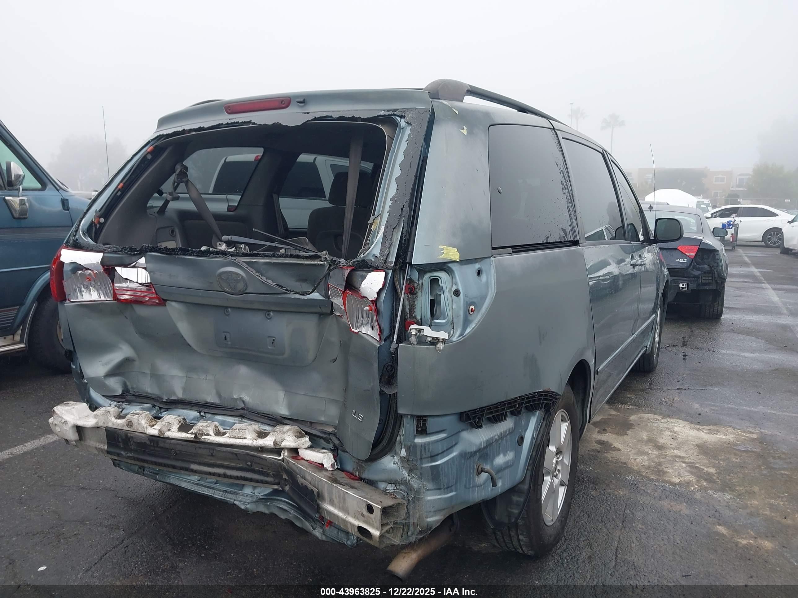 TOYOTA SIENNA image 4