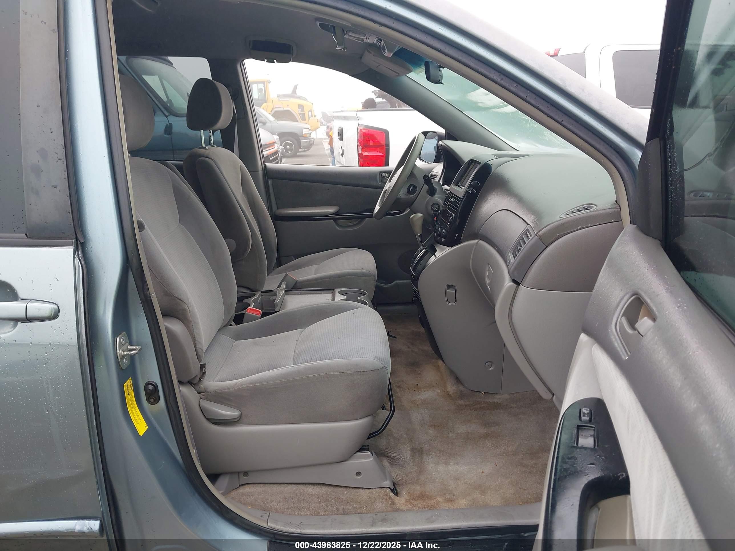 TOYOTA SIENNA image 5